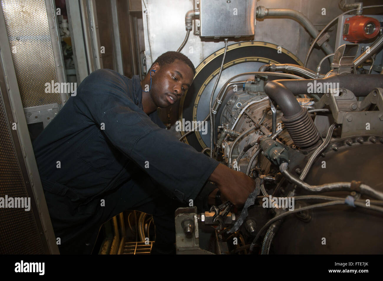 AKSAZ, Turchia (nov. 11, 2013) - Turbine a gas tecnico dei sistemi (meccanici) terza classe Quazavier Henderson sostituisce un compressore censore scarica sul generatore dopo il completamento di un generatore di acqua di lavaggio a bordo del Arleigh Burke-class guidato-missile destroyer USS Stout (DDG 55) mentre inport Aksaz sulla base navale, per il supporto di esercizio Dogu Akdeniz 2013. L'esercizio è stato ospitato dal comandante, flotta turca per sostenere gli sforzi di interoperabilità. Stout, homeported a Norfolk, Virginia, è su una distribuzione programmata sostenere le operazioni di sicurezza marittima e di teatro la cooperazione in materia di sicurezza gli sforzi negli Stati Uniti 6 Foto Stock
