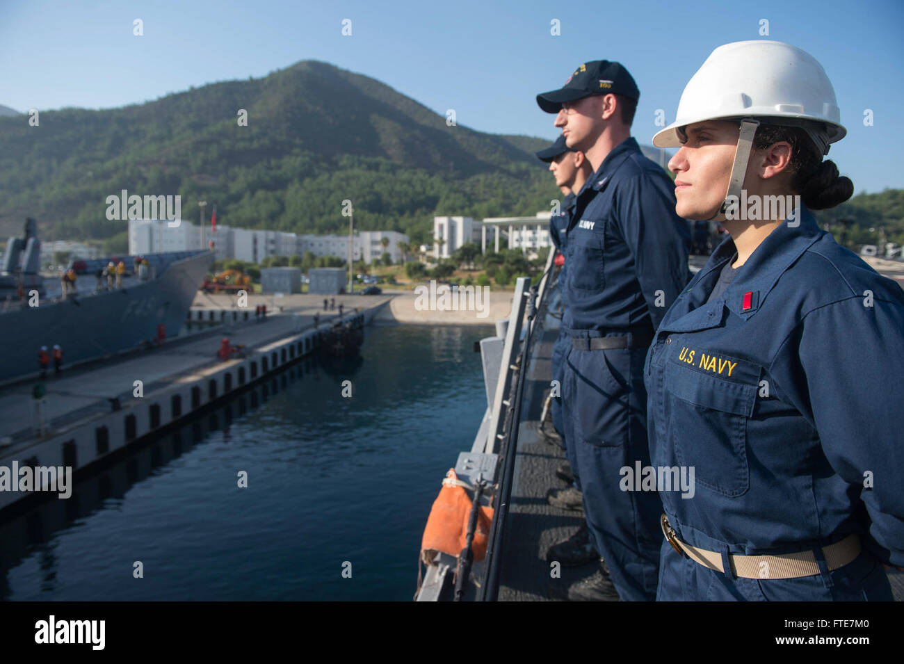 Aksaz, Turchia (nov. 12, 2013) - Ens. Katie Labbe, diritto, Sonar Technician (Superficie) terza classe Altenback Bryon, marinaio e Parker Tait, uomo le rotaie a bordo del Arleigh Burke-class guidato-missile destroyer USS Stout (DDG 55) mentre allontanarsi Aksaz base navale, per il supporto di esercizio Dogu Akdeniz 2013. L'esercizio è stato ospitato dal comandante, flotta turca per sostenere gli sforzi di interoperabilità. Stout, homeported a Norfolk, Virginia, è su una distribuzione programmata sostenere le operazioni di sicurezza marittima e di teatro la cooperazione in materia di sicurezza gli sforzi negli Stati Uniti Sesta flotta area di operazione. (U.S. Foto di Marina di Massa Com Foto Stock