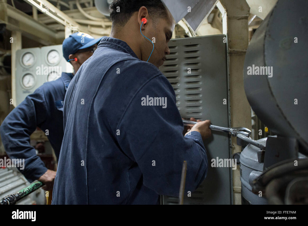 Il tecnico del sistema di turbine a gas (meccanico) di prima classe Ezekiel Lopez istruisce il tecnico del sistema di turbine a gas (meccanico) di terza classe Dmitry Thompson a bordo della USS Ramage (DDG 61) durante le operazioni di manutenzione a Souda Bay, Grecia. La USS Ramage sta conducendo operazioni di sicurezza marittima e sostiene gli sforzi di cooperazione in materia di sicurezza nella sesta flotta degli Stati Uniti. Foto Stock