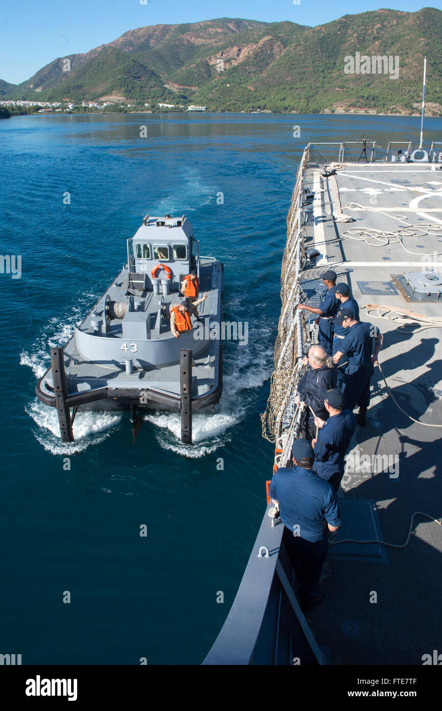 Il 16 novembre 2013, lo USS Stout (DDG 55), un cacciatorpediniere di missili guidati della classe Arleigh Burke, condusse un trasferimento di personale a fianco di un rimorchiatore turco mentre lasciava la base navale di Aksaz in Turchia. L'operazione fa parte degli sforzi di sicurezza marittima nell'area delle operazioni della 6th Fleet degli Stati Uniti. Foto Stock