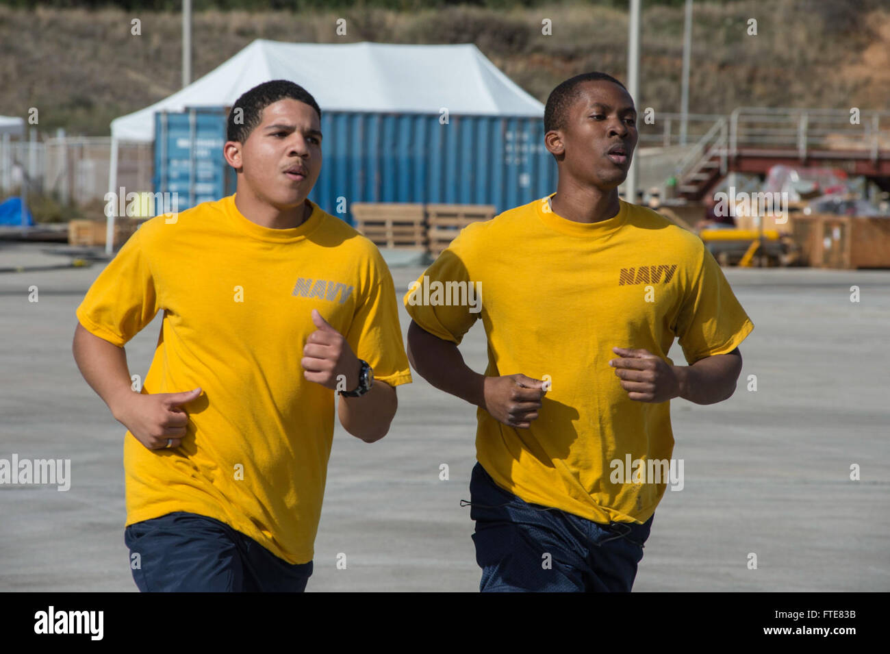 131126-N-VC236-024: SOUDA BAY, Grecia (nov. 26, 2013) - Turbine a Gas System technician (elettrico) terza classe Jose Canela, a sinistra e a danneggiare Controlman 2a classe Craigory Bradford, entrambi assegnati alla Arleigh Burke-class guidato-missile destroyer USS Ramage (DDG 61), eseguire un 1,5-mile eseguire durante una preparazione fisica test. Ramage è su una distribuzione programmata sostenere le operazioni di sicurezza marittima e di teatro la cooperazione in materia di sicurezza gli sforzi negli Stati Uniti Sesta flotta area di operazioni. (U.S. Foto di Marina di Massa lo specialista di comunicazione di terza classe Jackie Hart/rilasciato) Foto Stock