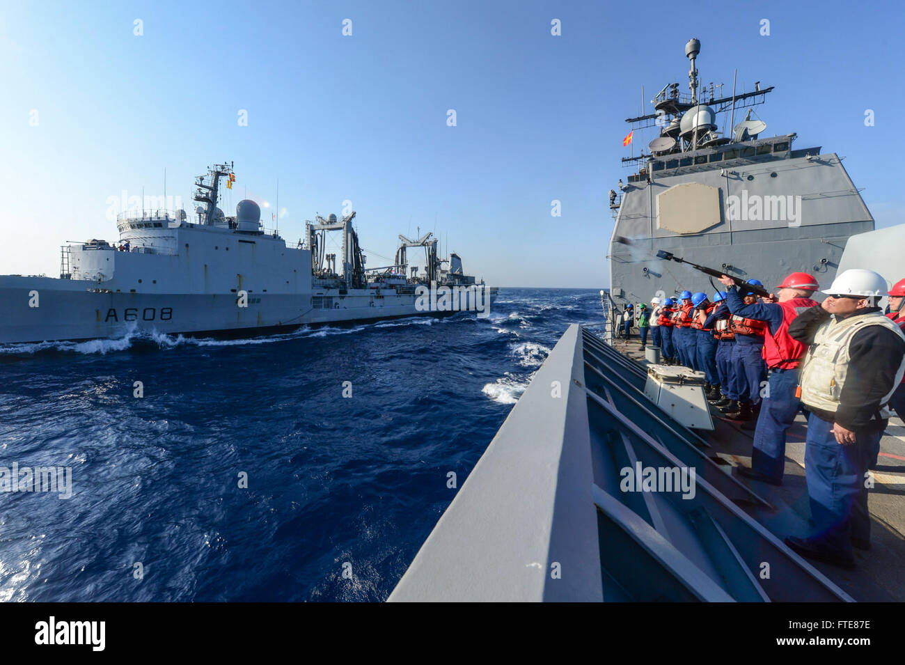 131202-N-QL471-018 mare mediterraneo (dec. n. 2, 2013) da bombardieri Mate 2a classe William Tedder spara un colpo dalla linea di missile cruiser USS Monterey (CG 61) alla francese Durance-class tanker FS Var (A608) durante un rifornimento in mare. Il Monterey è distribuito come supporto di le operazioni di sicurezza marittima e di teatro la cooperazione in materia di sicurezza gli sforzi negli Stati Uniti Sesta flotta area di operazioni. (U.S. Foto di Marina di Massa lo specialista di comunicazione di terza classe Billy Ho/rilasciato) Foto Stock