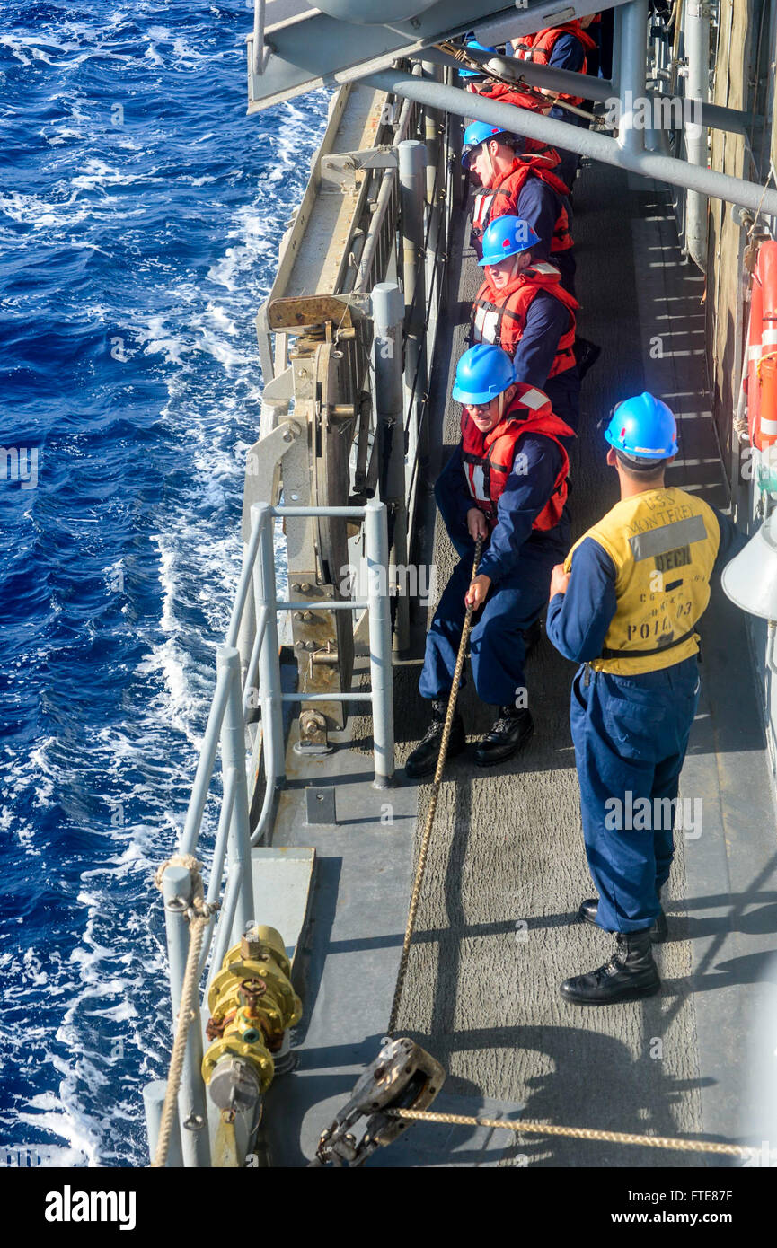 131202-N-QL471-219 mare mediterraneo (dec. n. 2, 2013) marinai a bordo guidato-missili cruiser USS Monterey (CG 61) heave una linea durante un rifornimento in mare con il francese Durance-class tanker FS Var (A608), non mostrato. Il Monterey è distribuito come supporto di le operazioni di sicurezza marittima e di teatro la cooperazione in materia di sicurezza gli sforzi negli Stati Uniti Sesta flotta area di operazioni. (U.S. Foto di Marina di Massa lo specialista di comunicazione di terza classe Billy Ho/rilasciato Foto Stock