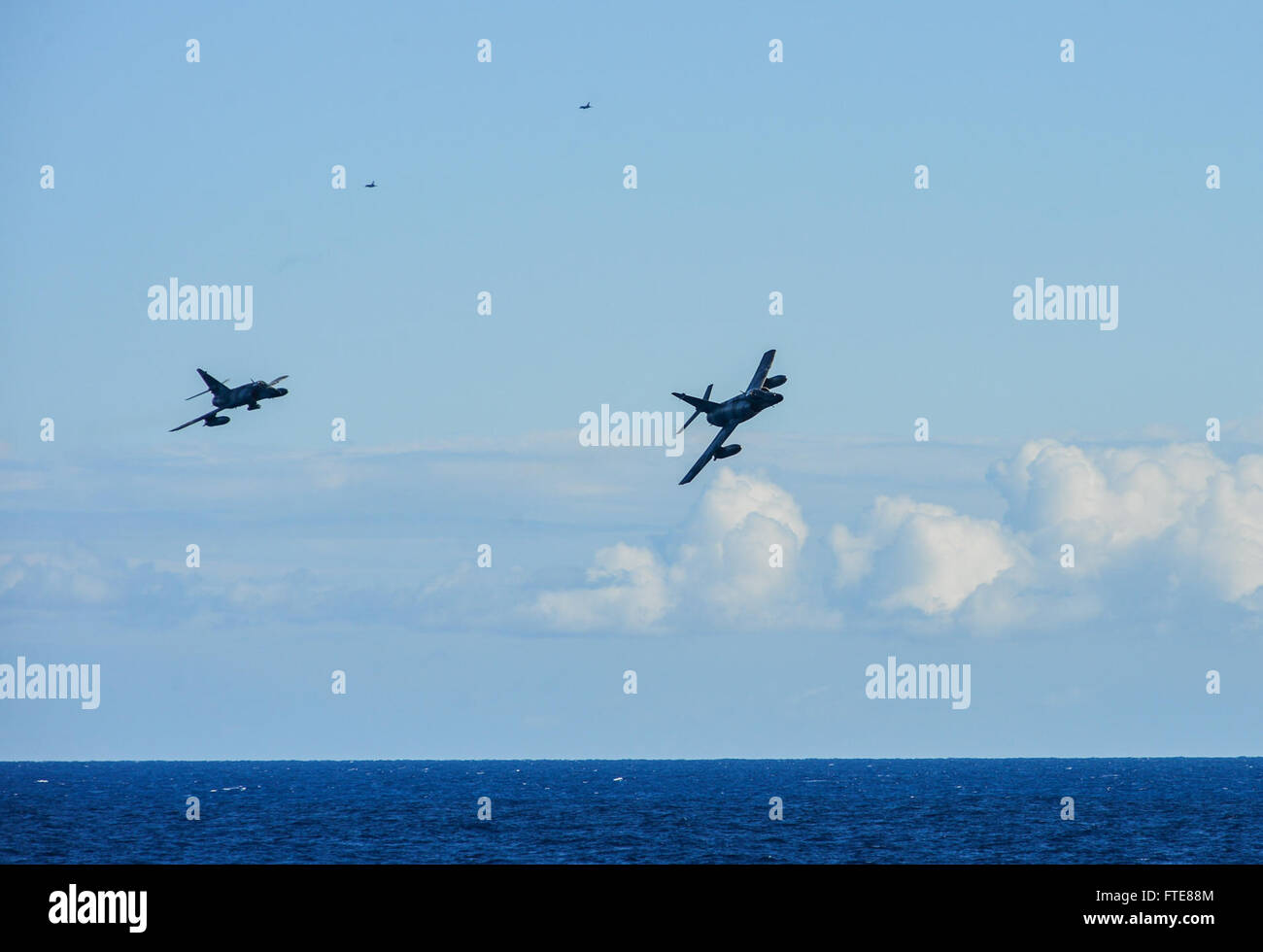 Due aerei Dassault-Breguet Super Etendard della marina francese sorvolano la USS Monterey (CG 61), un incrociatore missilistico guidato, durante un'esercitazione di addestramento nel Mar Mediterraneo. La USS Monterey, schierata a sostegno delle operazioni di sicurezza marittima, fa parte della 6th Fleet degli Stati Uniti. Foto Stock