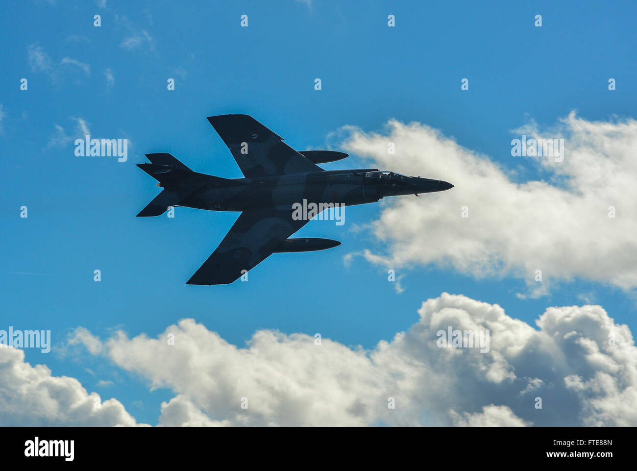 Un aereo della marina francese Dassault-Breguet Super Etendard esegue un sorvolo della USS Monterey (CG 61) durante un esercizio di addestramento nel Mar Mediterraneo. L'USS Monterey, un incrociatore missilistico guidato, è schierato a sostegno delle operazioni di sicurezza marittima e degli sforzi di cooperazione nell'area operativa della 6th Fleet. Foto Stock