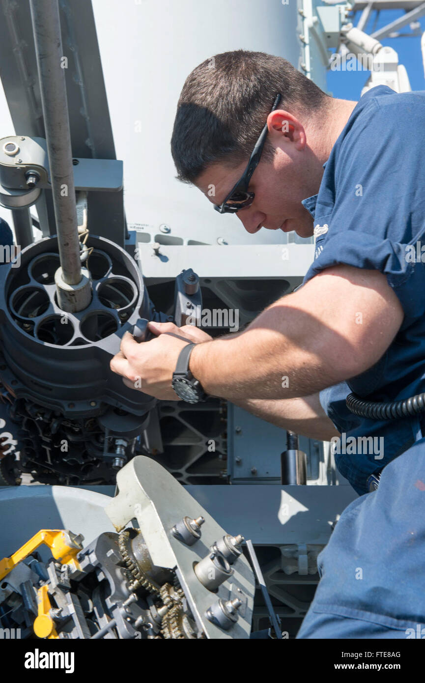 Questa immagine di Souda Bay, Grecia, mostra il controllore del fuoco di prima classe Robert Miller che attacca un cannone Mk 16 Mod 3 da 20 mm al Phalanx Close-in Weapons System a bordo della USS Stout (DDG 55). La USS Stout sta conducendo riparazioni mentre sostiene la sicurezza marittima nell'area della 6th Fleet degli Stati Uniti. Foto Stock