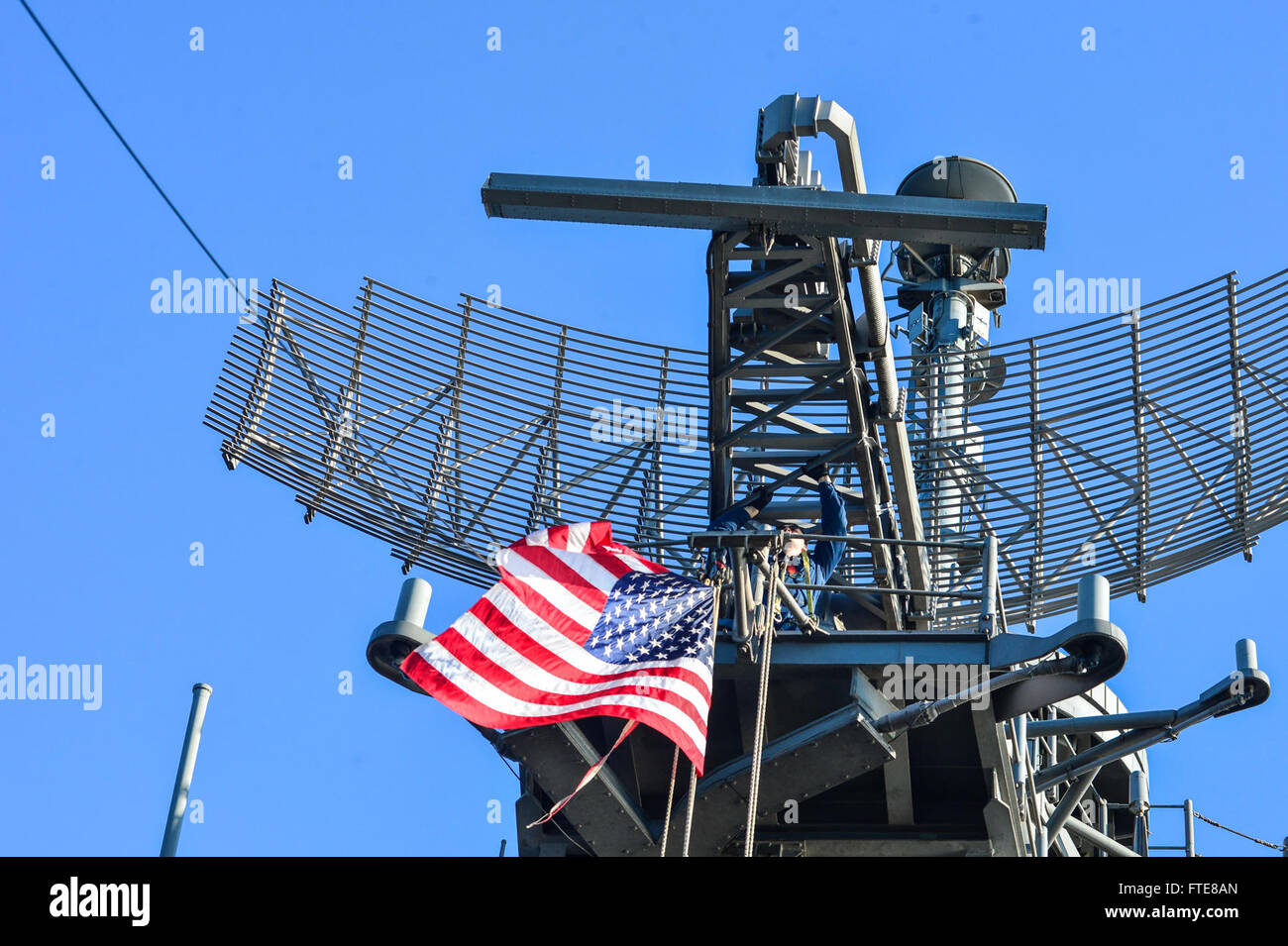 131206-N-QL471-1447 mare mediterraneo (dec. n. 6, 2013) - Elettronica tecnico di terza classe Christopher Stirushnik opere aloft per eseguire interventi di manutenzione su un/SPS-49 air search radar a bordo guidato-missili cruiser USS Monterey (CG 61). Il Monterey è distribuito come supporto di le operazioni di sicurezza marittima e di teatro la cooperazione in materia di sicurezza gli sforzi negli Stati Uniti Sesta flotta area di operazioni. (U.S. Foto di Marina di Massa lo specialista di comunicazione 2a classe Billy Ho/rilasciato) Foto Stock