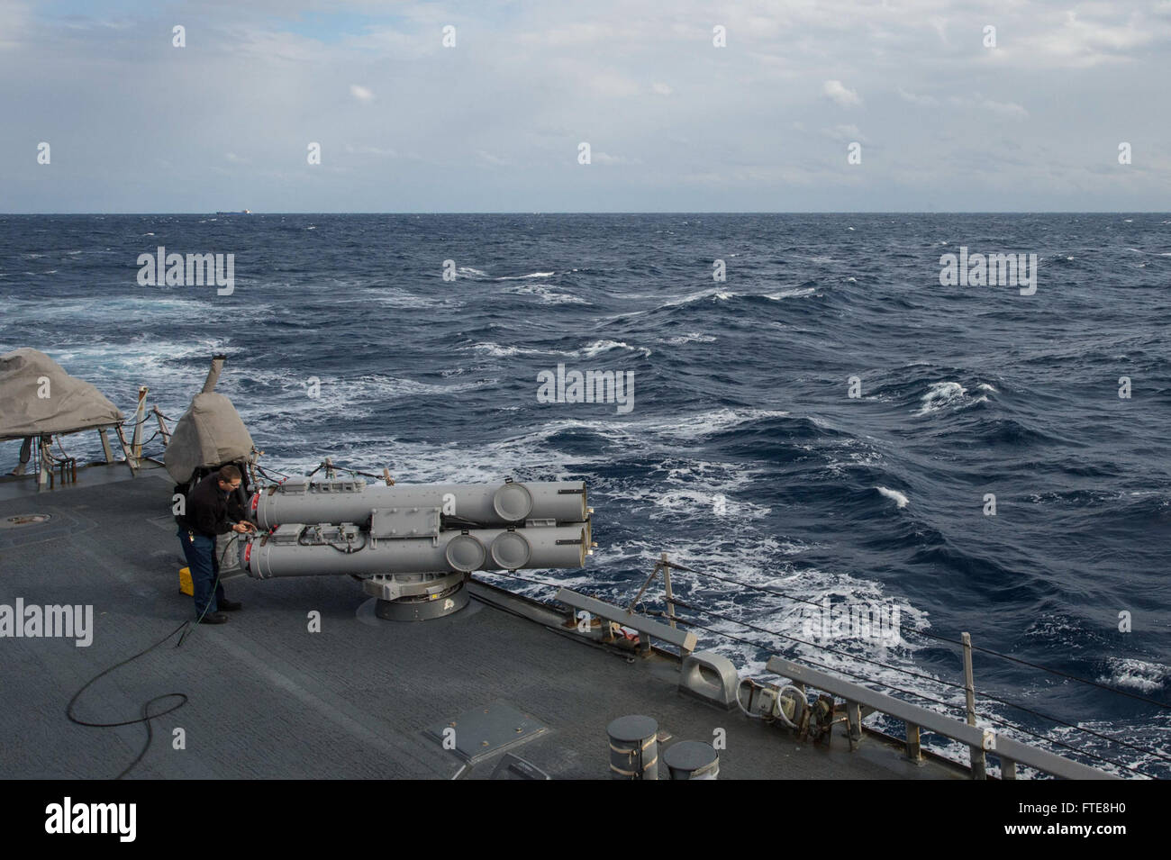 131212-N-VC236-019 mare mediterraneo (dec. n. 12, 2013) - Tecnico Sonar (Tecnico) terza classe Giovanni Apple esegue la manutenzione di un tubo a siluro a bordo del Arleigh Burke-class guidato-missile destroyer USS Ramage (DDG 61). Ramage è su una distribuzione programmata sostenere le operazioni di sicurezza marittima e di teatro la cooperazione in materia di sicurezza gli sforzi negli Stati Uniti Sesta flotta area di operazioni. (U.S. Foto di Marina di Massa lo specialista di comunicazione di terza classe Jackie Hart/rilasciato) Foto Stock