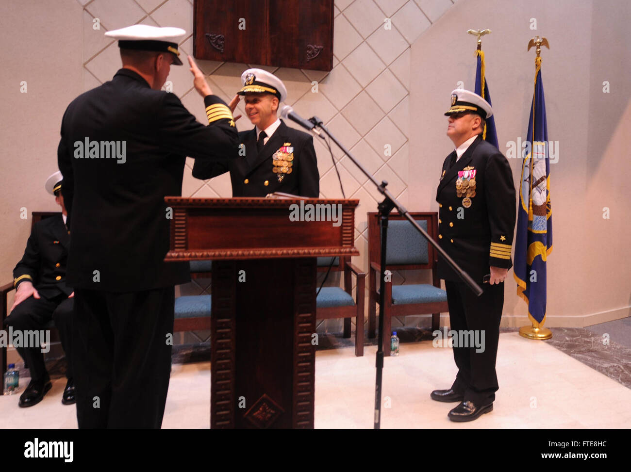 131213-N-AW206-004: NAPOLI, Italia (dec. n. 13, 2013) - Vice Adm. Phil Davidson, comandante U.S. Sesta flotta, saluta il comandante, Destroyer Squadron (DESRON) 60, Jim Aiken durante il DESRON 60 Modifica del comando cerimonia al supporto navale attività Napoli Capodichino. Durante la cerimonia, il cap. Aiken ha alleviato il cap. James Aiken. (U.S. Foto di Marina di Massa lo specialista di comunicazione 2a classe Giacobbe D. Moore/rilasciato) Foto Stock