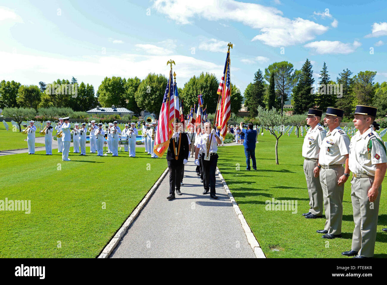 I veterani della Legione americana di Francia partecipano ad una cerimonia di posa delle ghirlande al Rhone American Cemetery, Draguignan, per commemorare il 70° anniversario dell'operazione Dragoon, che contribuì alla liberazione della Francia meridionale durante la seconda guerra mondiale. La cerimonia onora i sacrifici fatti dalle forze alleate in questa campagna critica. Foto Stock