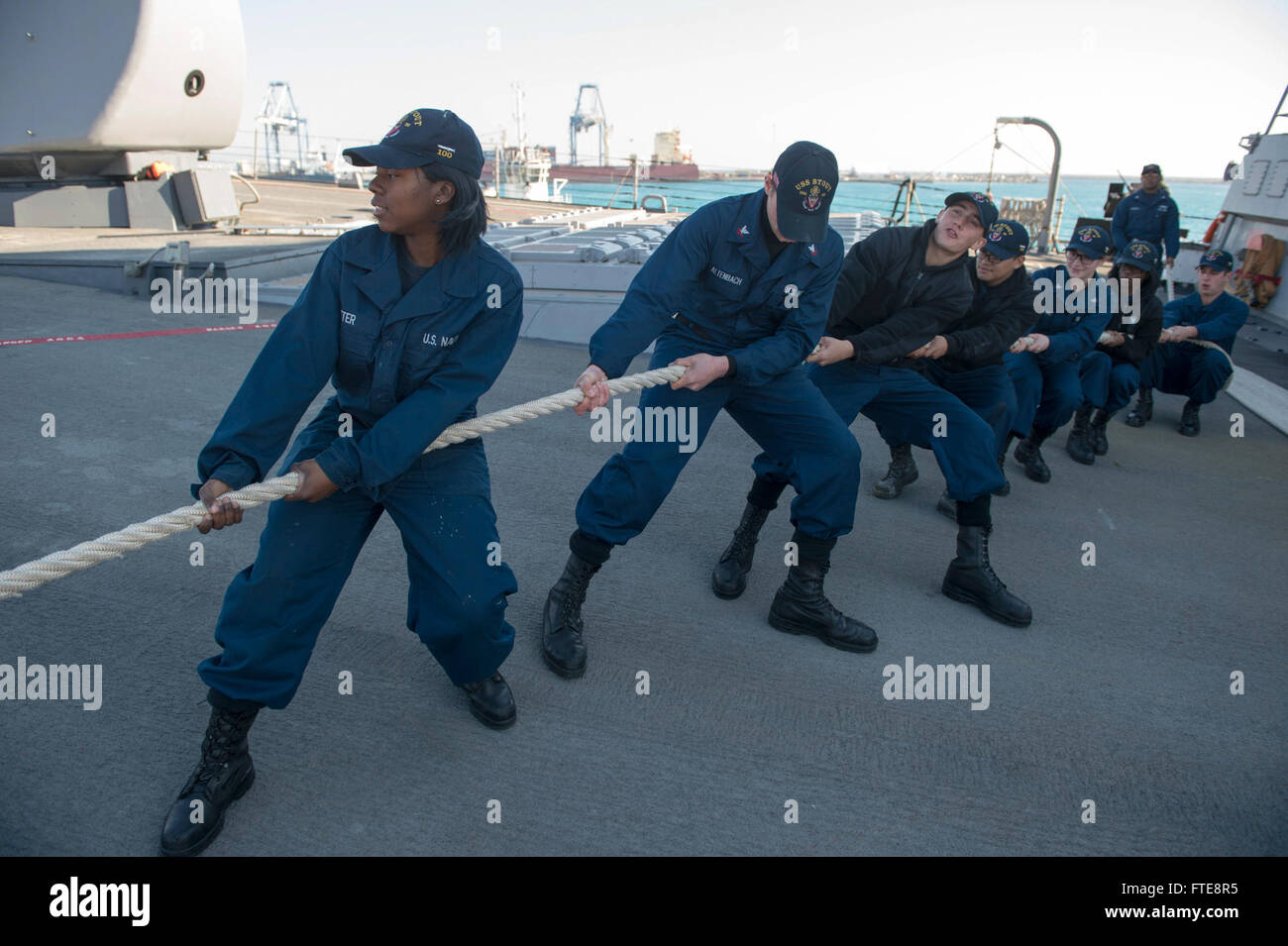 Il 24 dicembre 2013, i marinai a bordo della USS Stout (DDG 55), un cacciatorpediniere missilistico guidato della classe Arleigh Burke, saltano una linea mentre la nave arriva a Limassol, Cipro, per una visita di Natale. La USS Stout è schierata per operazioni di cooperazione in materia di sicurezza marittima e di sicurezza del teatro nella zona della 6th Fleet degli Stati Uniti. Foto Stock