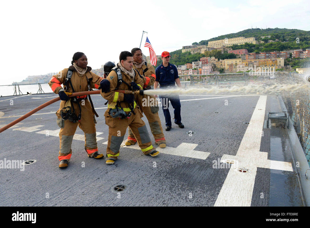 Il 5 settembre 2014, a bordo della USS Mount Whitney (LCC 20) a Gaeta, in Italia, una squadra di tubi flessibili pratica procedure antincendio durante un'evoluzione dell'addestramento. La USS Mount Whitney, portata a Gaeta, è la nave di comando e controllo della 6th Fleet. Foto Stock