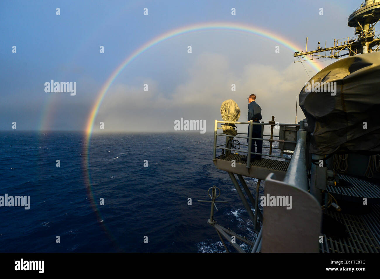 Il quartermaster di terza classe Stephen Racz è visto in piedi a guardia sull'ala del ponte della USS *Monterey* (CG 61) il 27 dicembre 2013, mentre la nave opera nell'Oceano Atlantico, sostenendo le operazioni militari degli Stati Uniti. Foto Stock