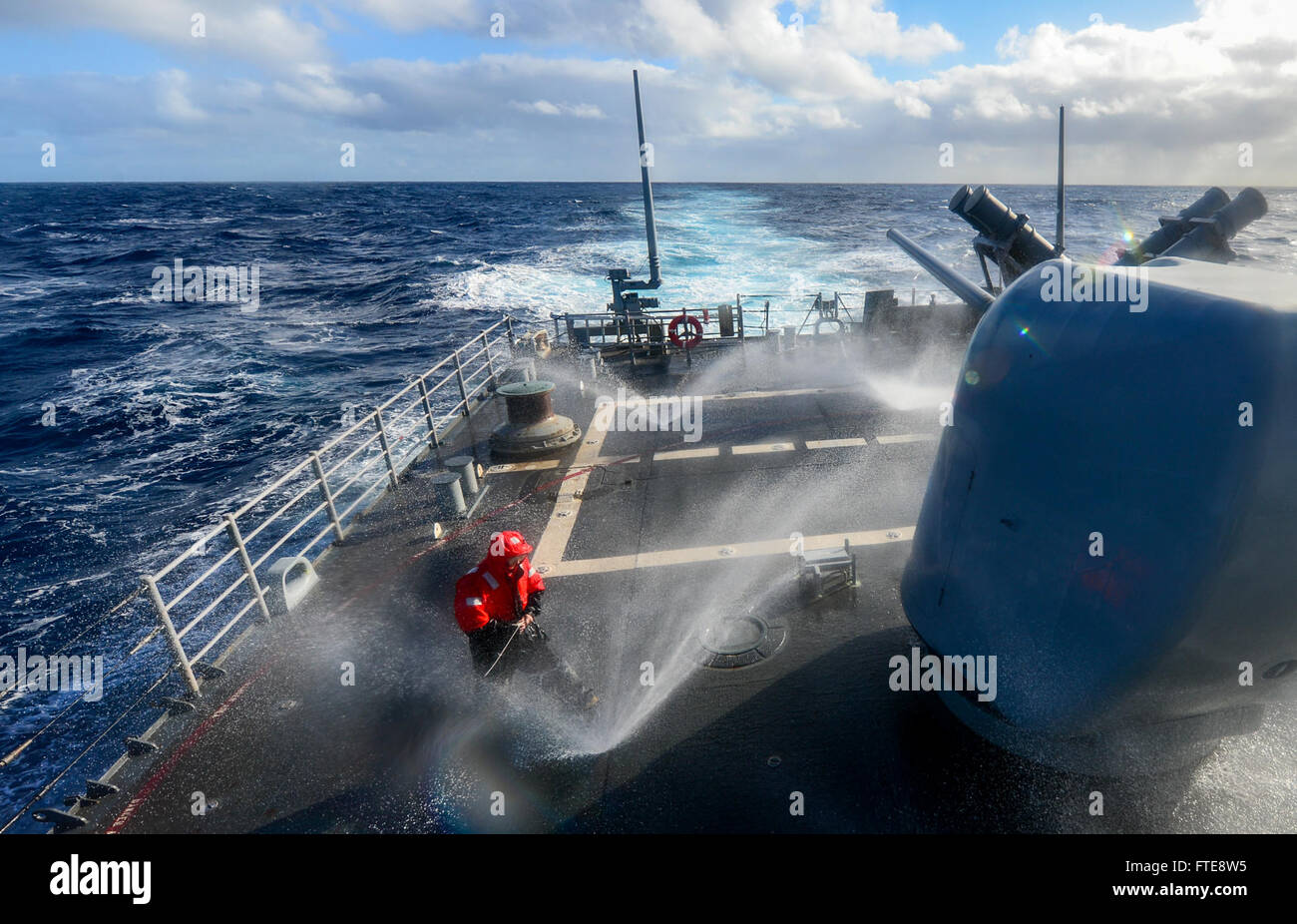 131228-N-QL471-051: OCEANO ATLANTICO (dec. n. 28, 2013) - Danni Controlman 2a classe Jesse Rollo conduce un contatore misura wash-down test su il fiocco a bordo guidato-missili cruiser USS Monterey (CG 61). Il Monterey è prevista per tornare a homeport nel Norfolk dopo un periodo di nove mesi di distribuzione per gli Stati Uniti La quinta e la sesta flotta aree di operazioni. (U.S. Foto di Marina di Massa lo specialista di comunicazione 2a classe Billy Ho/rilasciato) Foto Stock