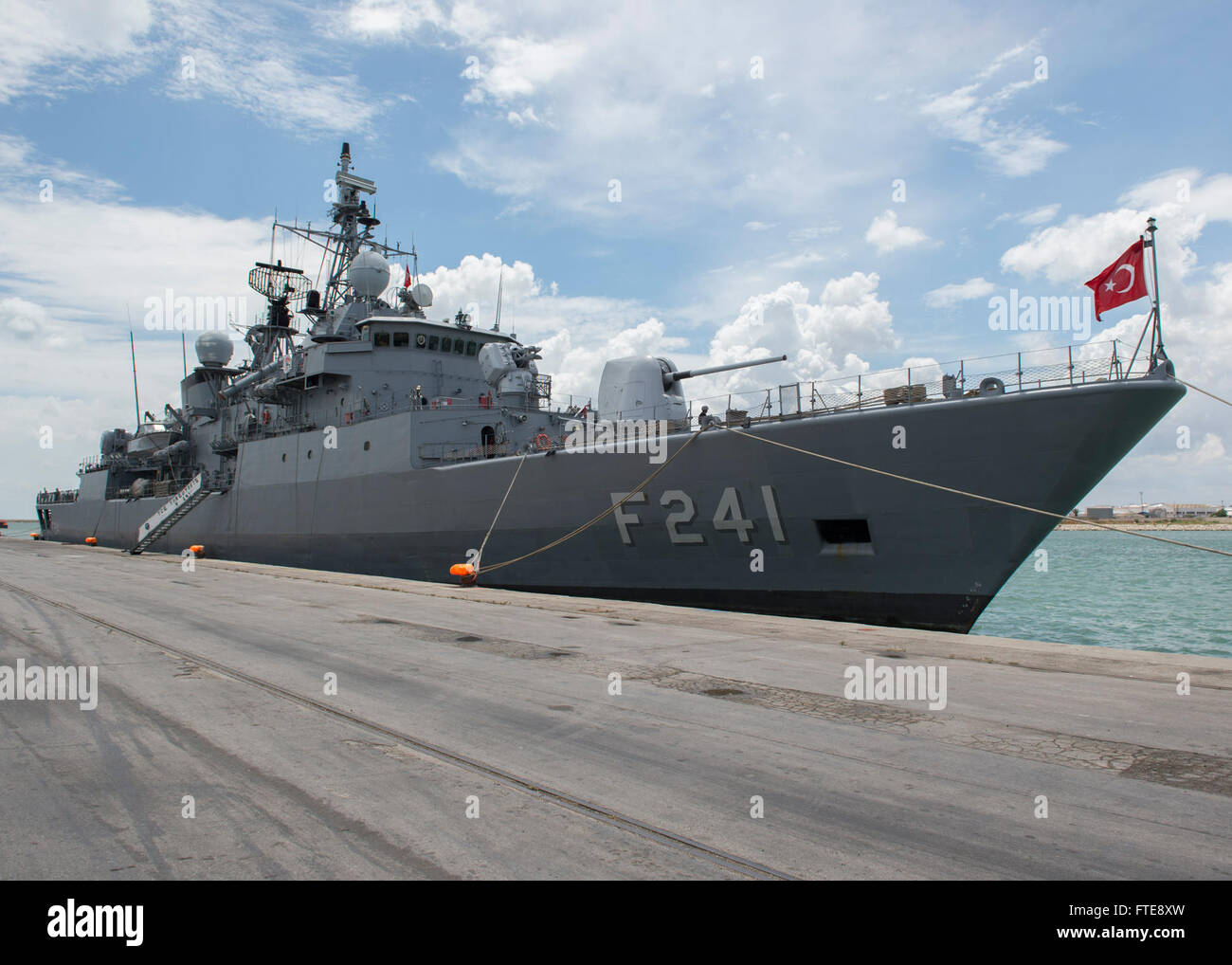 La fregata della Marina turca TCG Turgutreis (F 241) è ormeggiata a Tunisi, Tunisia, durante l'esercitazione Phoenix Express 2015. L'esercizio mirava a migliorare la cooperazione regionale in materia di sicurezza marittima e a contrastare le attività marittime illecite nella regione. La fregata è una componente essenziale degli sforzi dell'esercitazione. Foto Stock