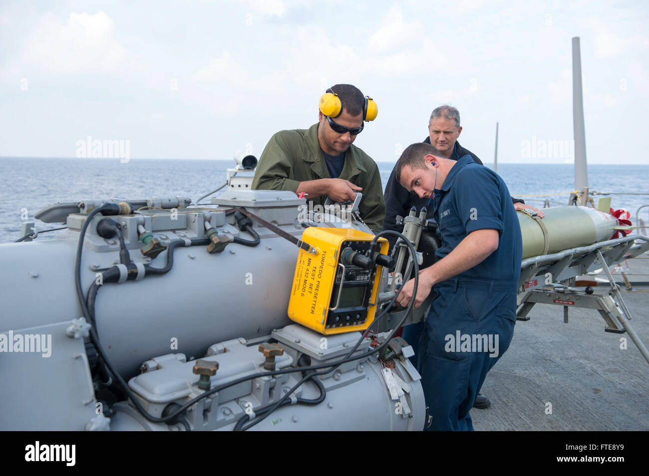 Questa foto del 2014 della Marina degli Stati Uniti mostra i membri dell'equipaggio a bordo della USS Stout (DDG 55), un cacciatorpediniere missilistico guidato classe Arleigh Burke, che conduce la manutenzione preventiva su un tubo di siluro mentre è schierato nel Mar Mediterraneo per operazioni di sicurezza. Foto Stock