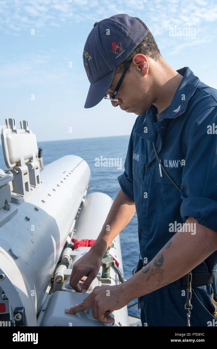 Il 2 gennaio 2014, il Gunner's Mate 2nd Class Christian Davis esegue la manutenzione preventiva su un tubo di siluro a bordo della USS Stout (DDG 55). Il cacciatorpediniere classe Arleigh Burke, schierato nel Mediterraneo, sostiene le operazioni di sicurezza marittima come parte dello schieramento della 6th Fleet della Marina degli Stati Uniti. Foto Stock