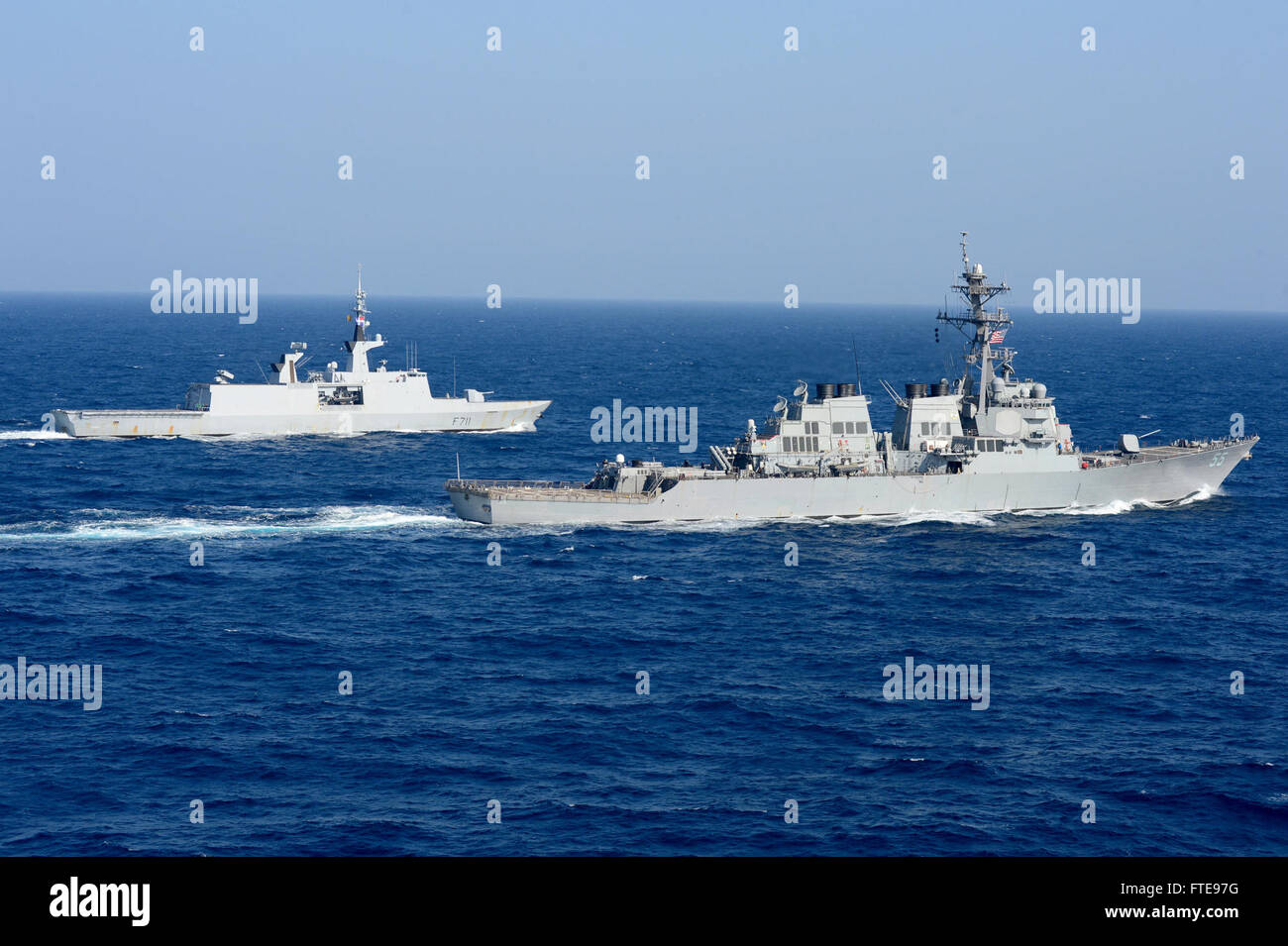 140117-N-UD469-379 mare mediterraneo (GEN. 17, 2014) - Il Arleigh Burke-class guidato-missile destroyer USS Stout (DDG 55), destra, vele in formazione con la marina militare francese frigate FS Surcouf (F 711) durante un esercizio di foto. Stout, homeported a Norfolk, Virginia, è su una distribuzione programmata sostenere le operazioni di sicurezza marittima e di teatro la cooperazione in materia di sicurezza gli sforzi negli Stati Uniti Sesta flotta area di operazioni. (U.S. Foto di Marina di Massa lo specialista di comunicazione 2a classe Amanda R. Gray/rilasciato) Foto Stock