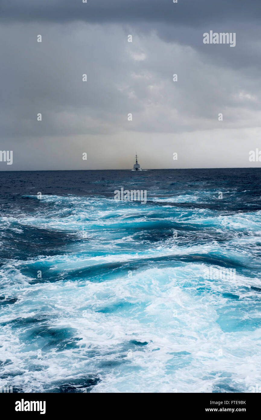 La fregata della Marina francese FS Surcouf (F711) segue la USS Stout (DDG 55), un cacciatorpediniere di missili guidati classe Arleigh Burke, mentre le navi si preparano per un rifornimento in mare con la USNS John Lenthall (T-AO 189) il 27 gennaio 2014. L'operazione fa parte degli sforzi della 6th Fleet per la sicurezza marittima in corso nella regione del Mediterraneo. Foto Stock