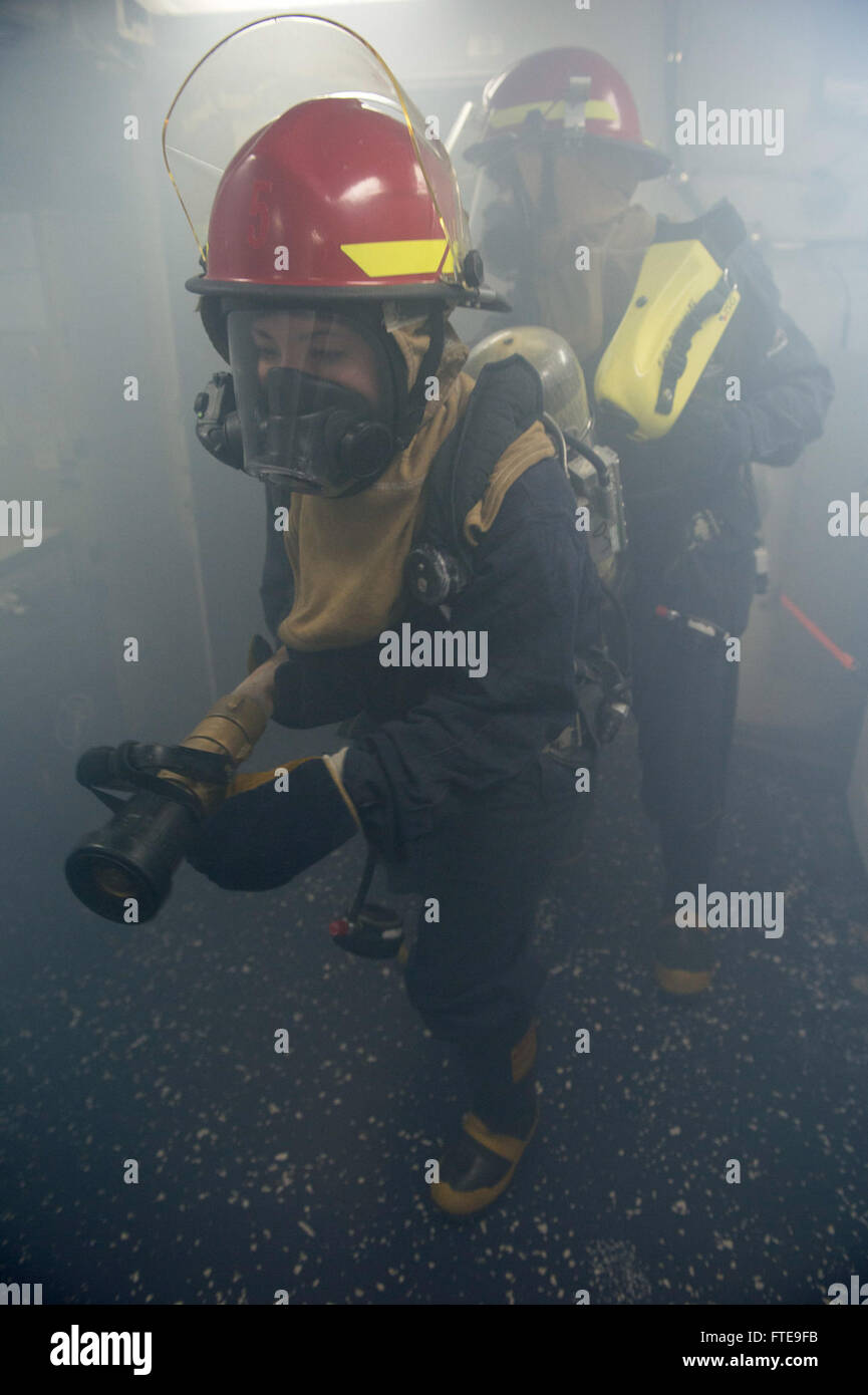 Mare Mediterraneo (feb. 03, 2014) - Turbine a gas tecnico dei sistemi (meccanici) terza classe Shost Kathren, sinistra e macchinari Repairman 2a classe Arthur Luján uomo una manichetta antincendio durante una classe " A " drill incendio a bordo della Arleigh Burke-class guidato-missile destroyer USS Stout (DDG 55). Stout, homeported a Norfolk, Virginia, è su una distribuzione programmata sostenere le operazioni di sicurezza marittima e di teatro la cooperazione in materia di sicurezza gli sforzi negli Stati Uniti Sesta flotta area di operazione. (U.S. Foto di Marina di Massa lo specialista di comunicazione 2a classe Amanda R. Gray/rilasciato) Foto Stock