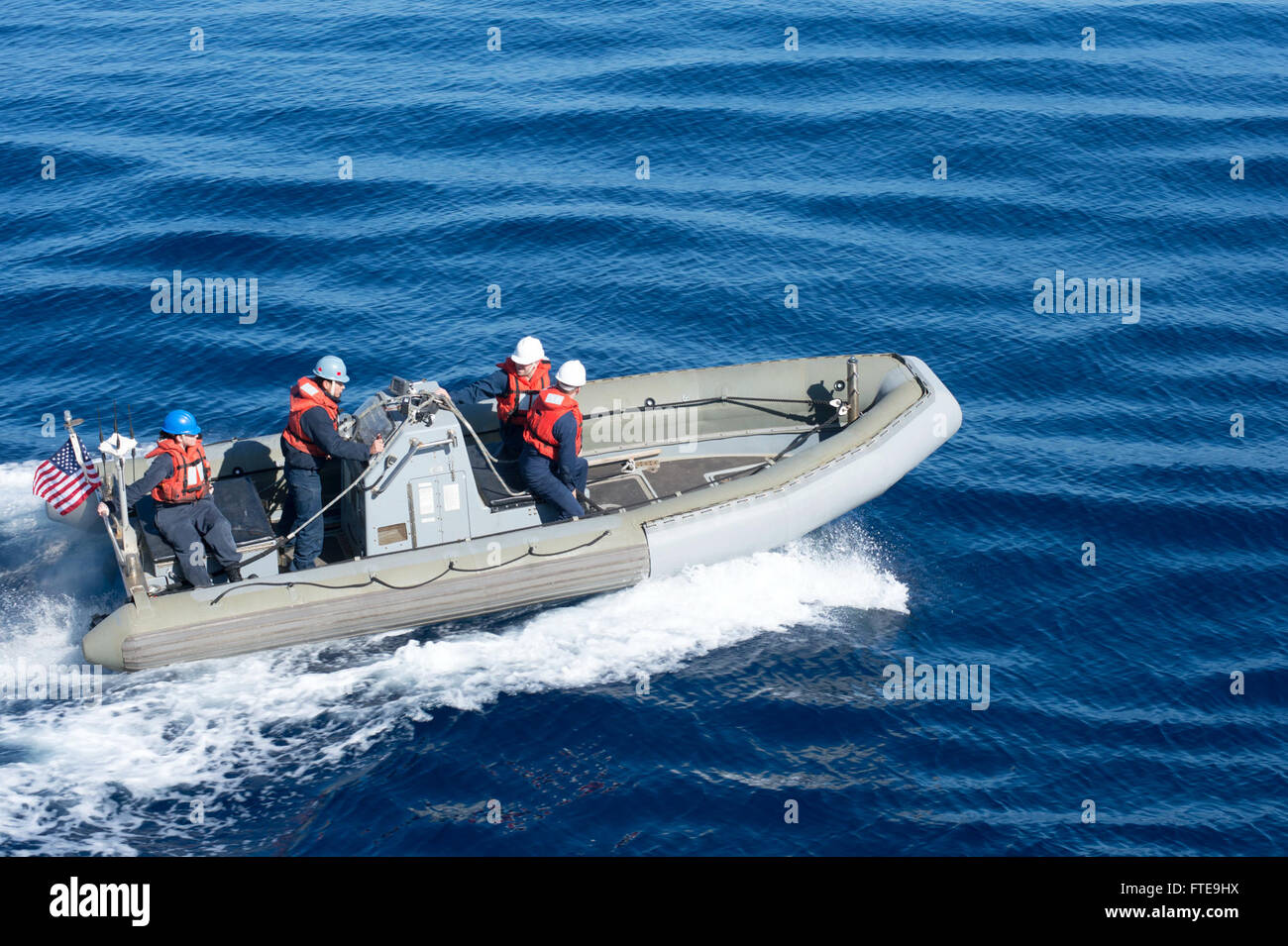 Questa immagine del 5 febbraio 2014 mostra i marinai a bordo della USS Stout (DDG 55) che conducono operazioni su piccole imbarcazioni con un gommone a scafo rigido (RHIB) nel Mar Mediterraneo. La USS Stout è schierata per operazioni di sicurezza marittima sotto la 6th Fleet degli Stati Uniti. Foto Stock Questa immagine del 5 febbraio 2014 mostra i marinai a bordo della USS Stout (DDG 55) che conducono operazioni su piccole imbarcazioni con un gommone a scafo rigido (RHIB) nel Mar Mediterraneo. La USS Stout è schierata per operazioni di sicurezza marittima sotto la 6th Fleet degli Stati Uniti. Foto Stock