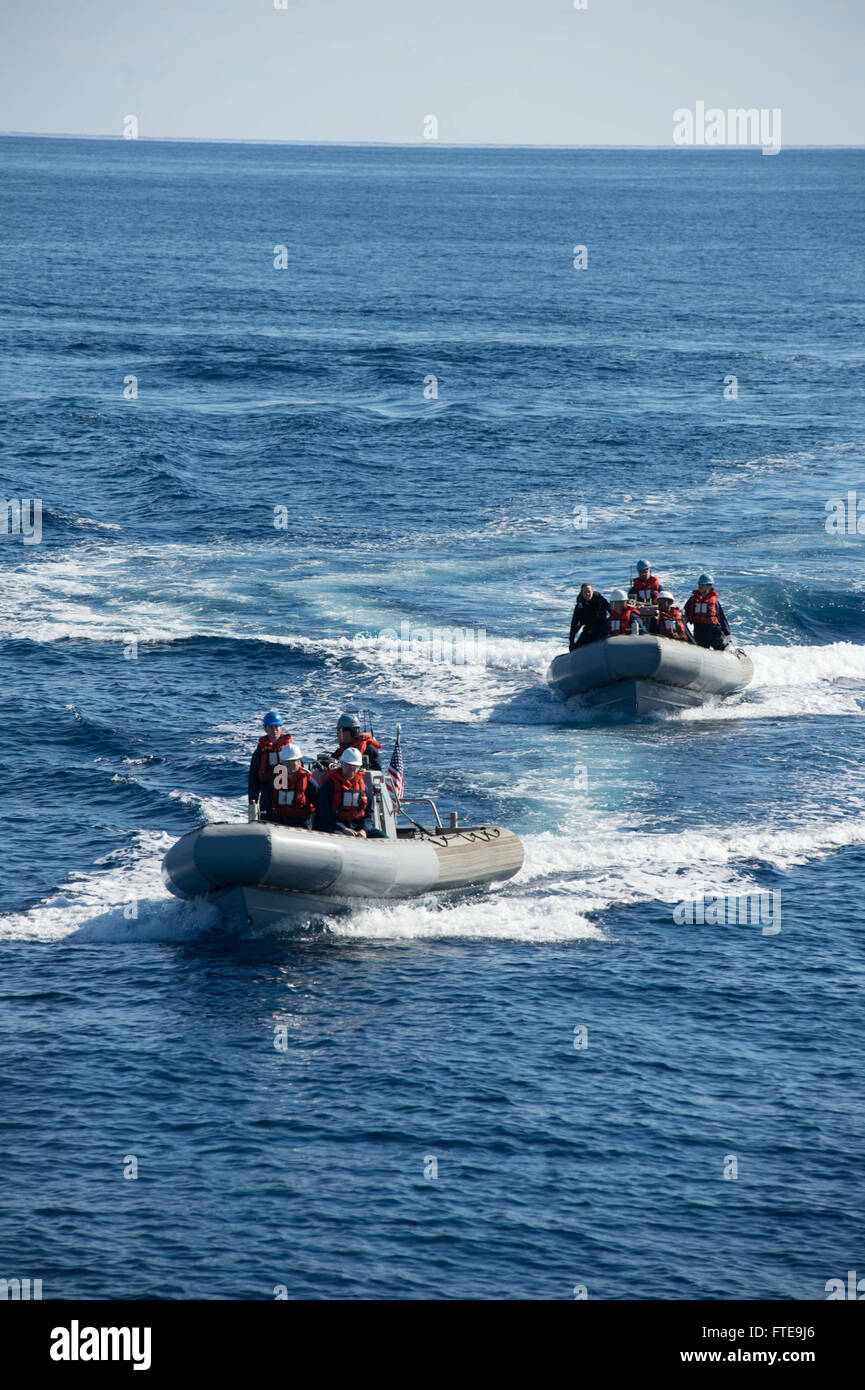 Mare Mediterraneo (feb. 05, 2014)- marinai, assegnato all'Arleigh Burke-class guidato-missile destroyer USS Stout (DDG 55), manovra rigida-hull imbarcazioni gonfiabili (RHIB) durante la piccola barca operazioni. Stout, homeported a Norfolk, Virginia, è su una distribuzione programmata sostenere le operazioni di sicurezza marittima e di teatro la cooperazione in materia di sicurezza gli sforzi negli Stati Uniti Sesta flotta area di operazione. (U.S. Foto di Marina di Massa lo specialista di comunicazione 2a classe Amanda R. Gray/rilasciato) Foto Stock