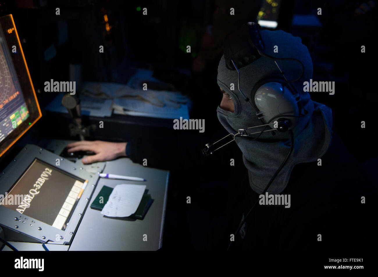 Il 6 febbraio 2014, il Cryptologic Technician di seconda classe Timothy Crawford ha monitorato la console SLQ-32 durante un'esercitazione generale a bordo della USS Stout (DDG 55), parte delle operazioni di routine per la sicurezza e la difesa marittima nel Mediterraneo. Foto Stock