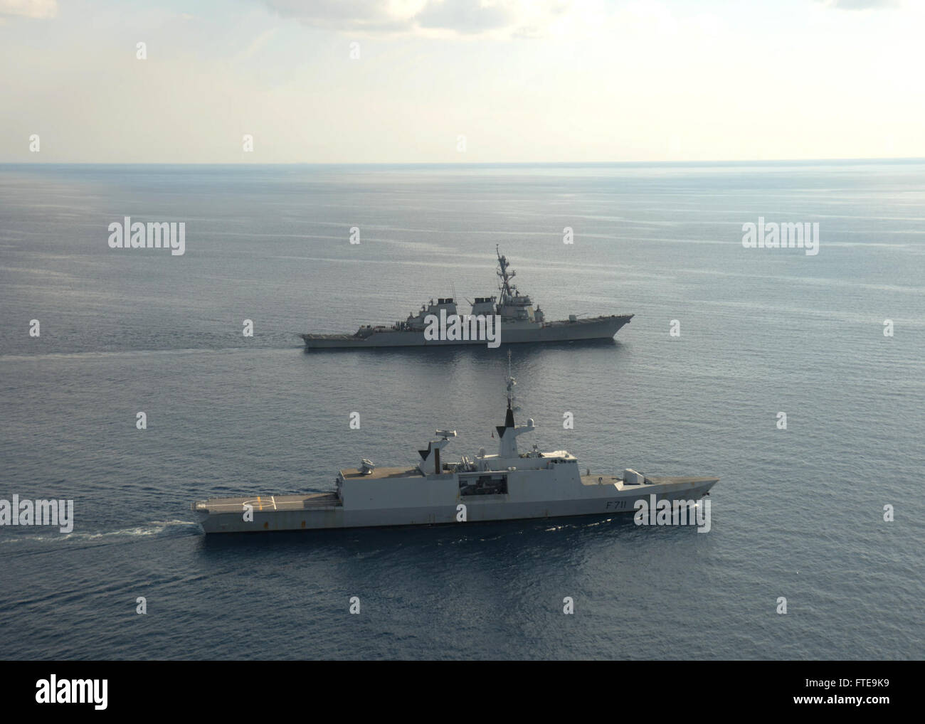 Il cacciatorpediniere missilistico guidato USS Ramage (DDG 61) e la fregata francese FS Surcouf (F 711) transitano nel Mar Mediterraneo durante operazioni congiunte di sicurezza marittima nella zona della 6th Fleet degli Stati Uniti. Foto Stock