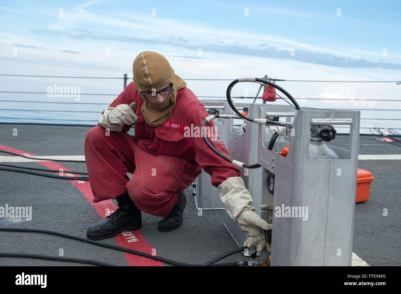 140207-N-UD469-066: Mare Mediterraneo (feb. 7, 2014) - Danni Controlman Fireman Kyle Burroughs imposta un indipendente apparato di respirazione durante un gas tossico praticare a bordo del Arleigh Burke-class guidato-missile destroyer USS Stout (DDG 55). Stout, homeported a Norfolk, Virginia, è su una distribuzione programmata sostenere le operazioni di sicurezza marittima e di teatro la cooperazione in materia di sicurezza gli sforzi negli Stati Uniti Sesta flotta area di operazioni. (U.S. Foto di Marina di Massa lo specialista di comunicazione 2a classe Amanda R. Gray/RILASCIATO) Unisciti alla conversazione su Twitter ( https://twitter.com/naveur_navaf ) SEGUICI SU F Foto Stock