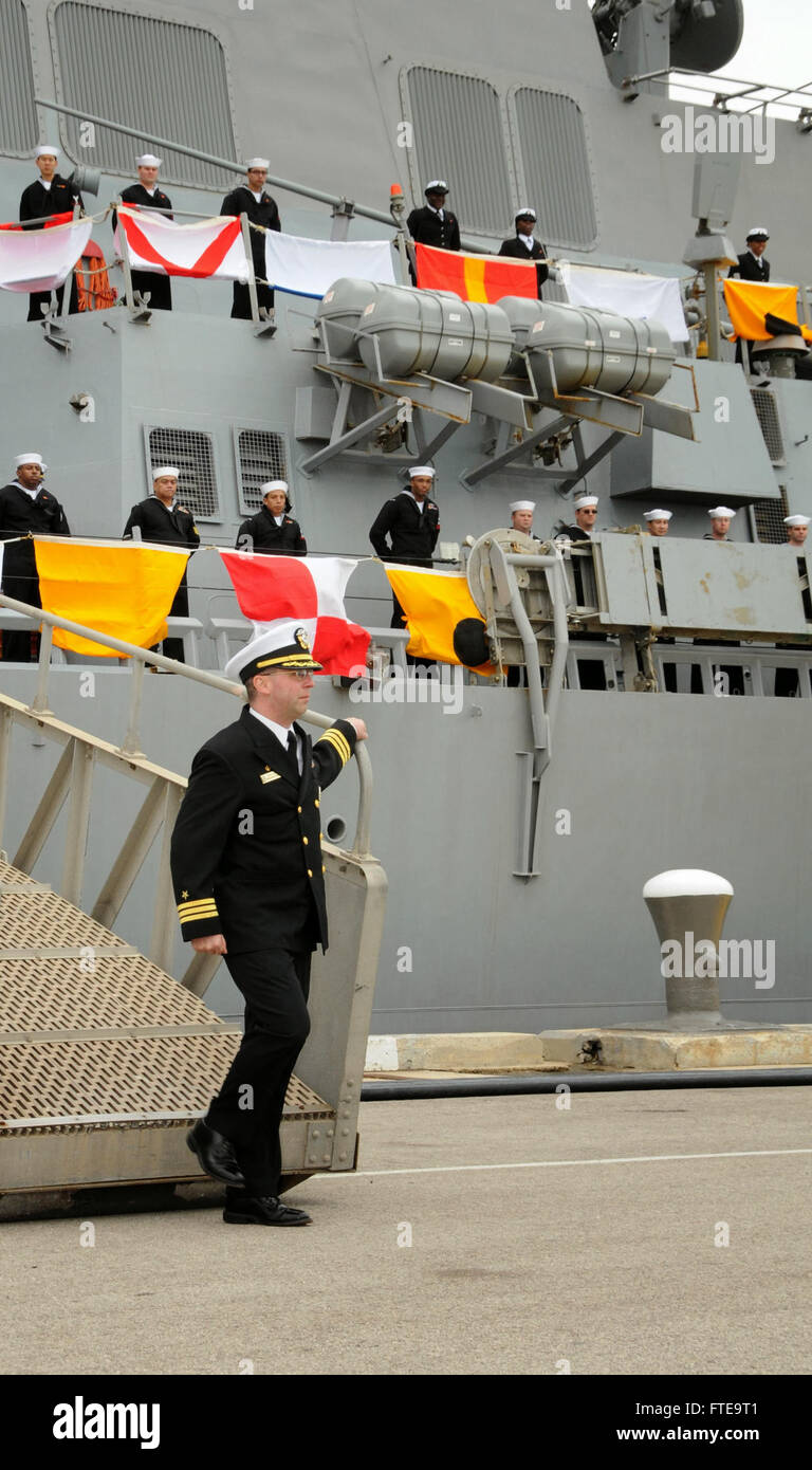 140211-N-BS486-257: Rota, Spagna (feb. 11, 2014) - Il Arleigh Burke-class guidato-missile destroyer USS Donald Cook (DDG 75) comandante, la Cmdr. Scott Jones, tiene il suo primo passo sul suolo spagnolo dopo Donald Cook mori presso la stazione navale di Rota, Spagna 11 febbraio. Donald Cook è il primo di quattro Arleigh Burke-class guidato-missile cacciatorpediniere per essere di stanza qui. (U.S. Foto di Marina di Massa lo specialista di comunicazione di terza classe concedere Wamack/rilasciato) Foto Stock