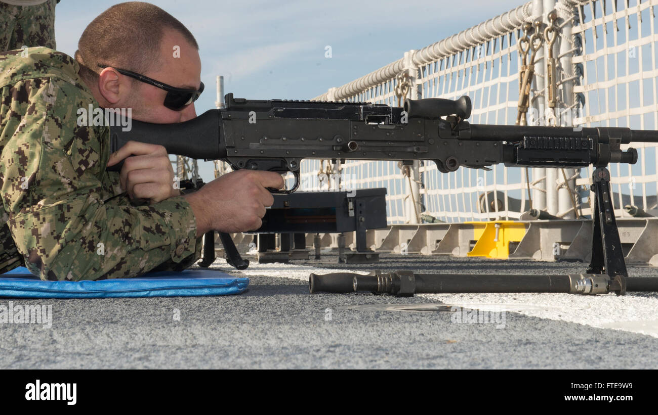 Il Master-at-Arms di seconda classe Andrew Scott conduce addestramento alle armi a bordo della USNS Spearhead, una nave congiunta ad alta velocità. Questa operazione supporta gli sforzi di cooperazione per la sicurezza del teatro nell'area delle operazioni della 6th Fleet degli Stati Uniti. Foto Stock