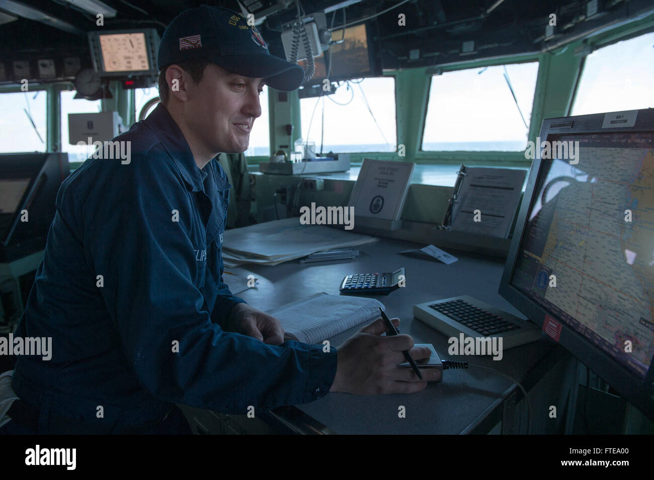 Il quartier generale Seaman Greg Flippen della USS Stout (DDG 55) monitora il Voyage Management System durante il transito dello stretto di Otranto. Il cacciatorpediniere della classe Arleigh Burke stava supportando le operazioni di sicurezza marittima nell'area delle operazioni della 6th Fleet. Foto Stock