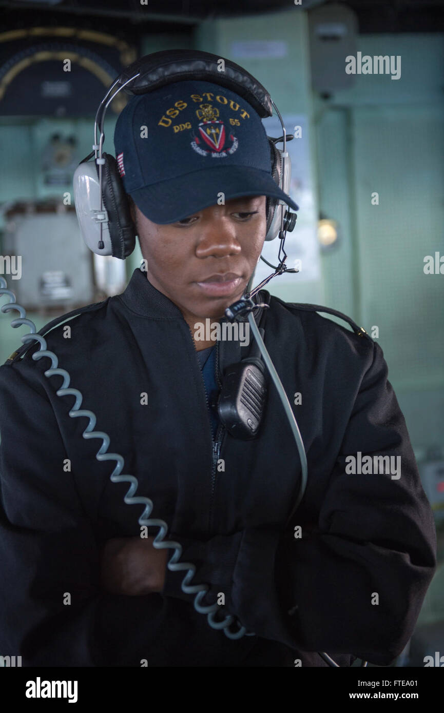 L'insegna Katherine Bermudez è di guardia sul ponte della USS Stout (DDG 55), un cacciatorpediniere missilistico guidato della classe Arleigh Burke, durante il suo transito dello stretto di Otranto nel Mar Mediterraneo il 16 febbraio 2014. La USS Stout è coinvolta nelle operazioni di sicurezza marittima e nella cooperazione di sicurezza del teatro nella zona della 6th Fleet degli Stati Uniti. Foto Stock