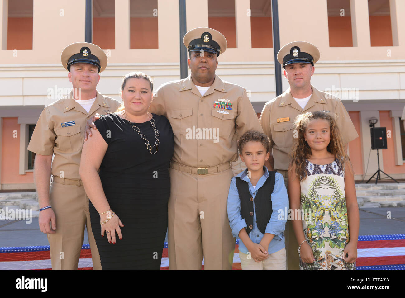 Durante una cerimonia alla Naval Support Activity di Napoli, il Chief Information Systems Technician Frank Miller viene onorato insieme ad altri 28 marinai promossi a Chief Petty Officer. La cerimonia, tenutasi il 16 settembre 2014, riconosce i successi dei marinai e la loro promozione al rango di CPO, simboleggiando la leadership e la dedizione nella Marina degli Stati Uniti. Foto Stock
