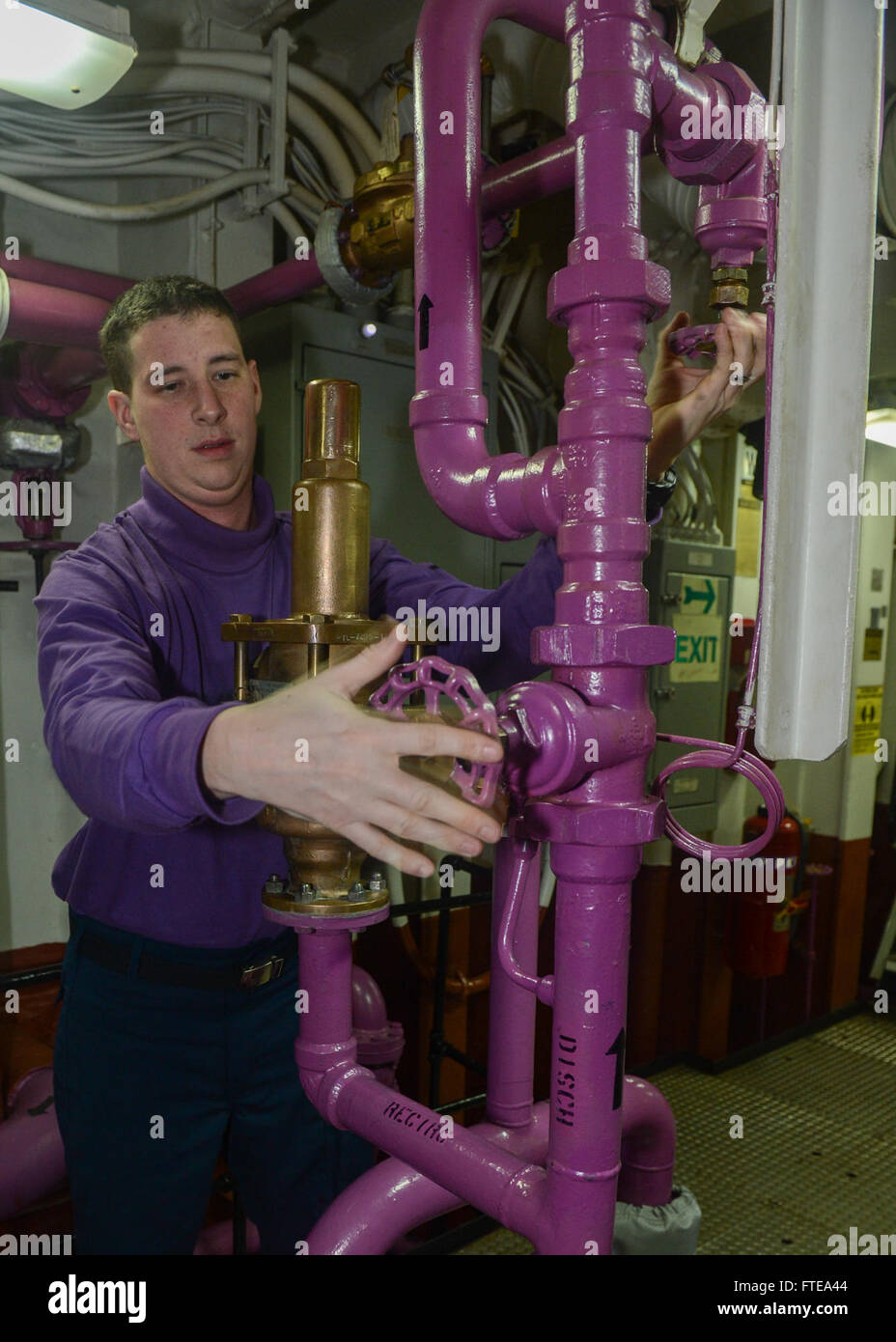 L'Aviation Boatswain's Mate (Fuels) di terza classe James Travis di Snellville, Georgia, viene mostrato che rilascia valvole nella sala principale pompe del carburante a bordo della USS Bataan (LHD 5) nell'Oceano Atlantico. La nave sostiene le operazioni di sicurezza marittima e di risposta alle crisi per la 5th e 6th Fleet area of Responsibility della Marina degli Stati Uniti. Foto Stock