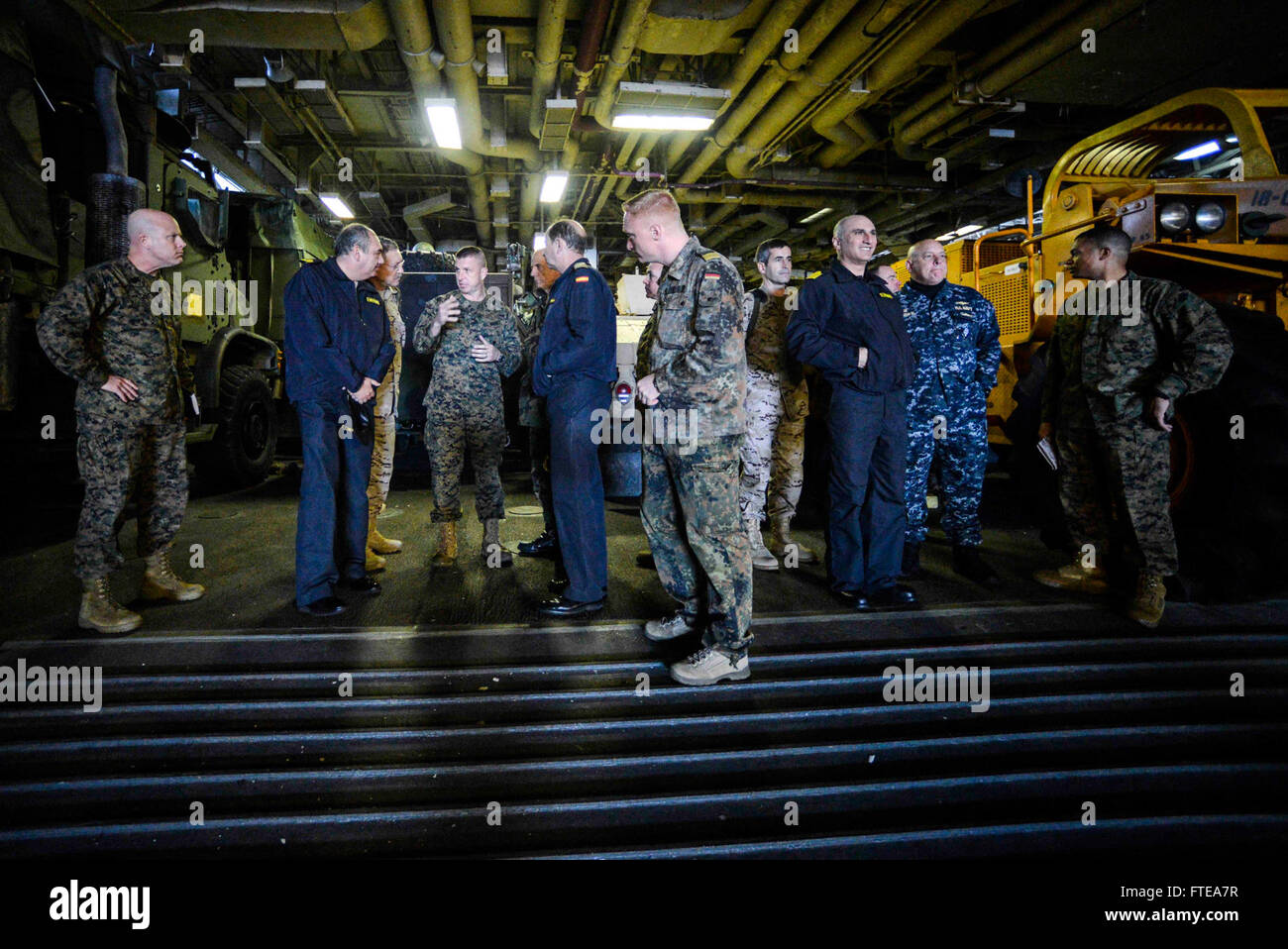 140223-N-HO612-174 OCEANO ATLANTICO (feb. 23, 2014) -- portoghese e spagnolo osservare militare ben coperta a bordo multipurpose Amphibious Assault nave USS Bataan (LHD 5). Il Bataan anfibio gruppo Readiness è implementato il supporto le operazioni di sicurezza marittima, fornendo la risposta alle crisi, la capacità di aumentare il teatro la cooperazione in materia di sicurezza e di un avanzamento presenza navale negli Stati Uniti La marina di quinta e sesta flotta Area di responsabilità. (U.S. Foto di Marina di Massa lo specialista di comunicazione di terza classe Erik Foster/ rilasciato) Foto Stock