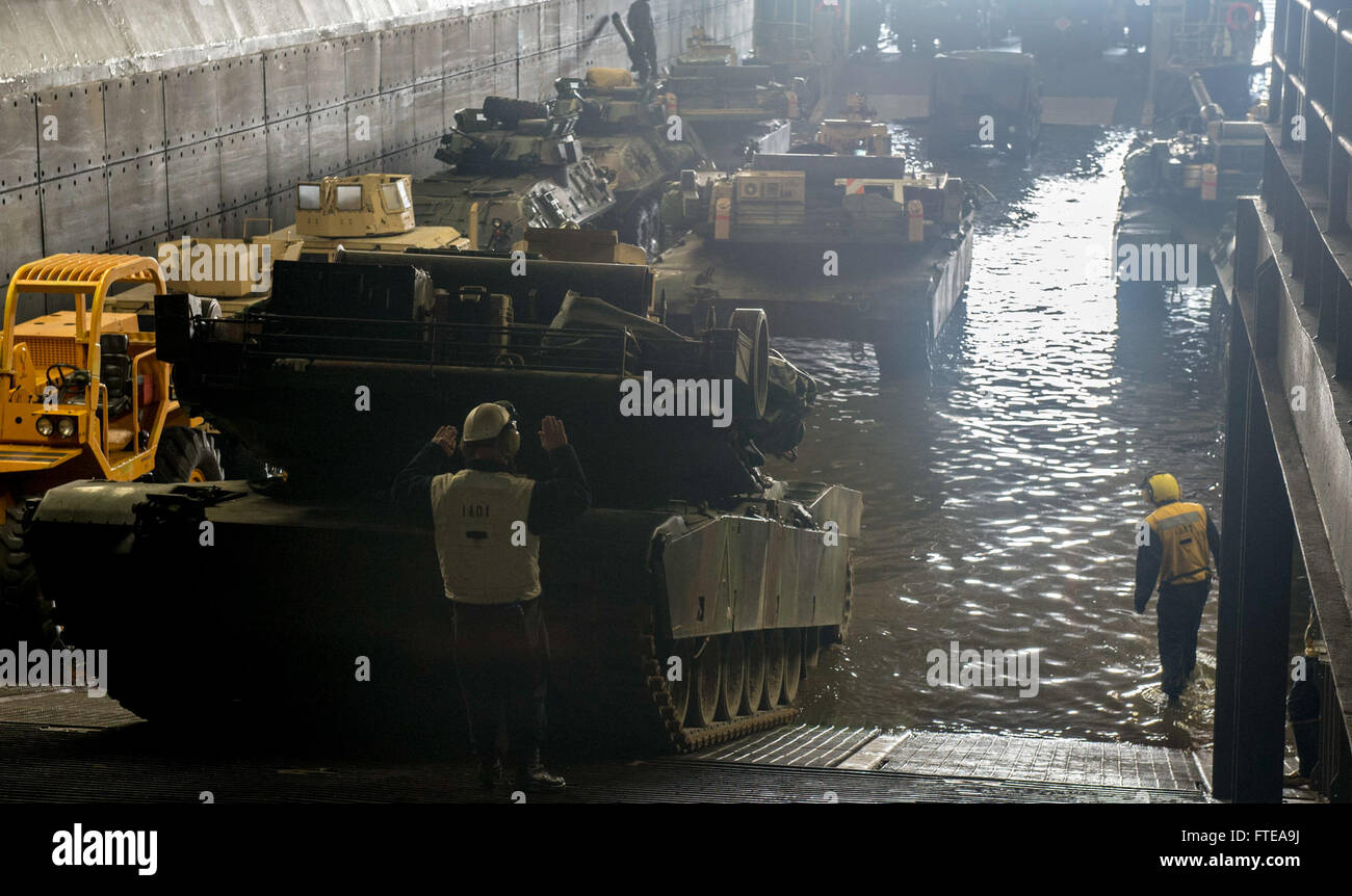 Un carro armato M1A1 Abrams è visto sbarcare dalla USS Bataan (LHD 5) durante un'operazione militare nell'Oceano Atlantico. Il Bataan Amphibious Ready Group fornisce sicurezza e supporto essenziali per gli interessi degli Stati Uniti. Foto Stock Un carro armato M1A1 Abrams è visto sbarcare dalla USS Bataan (LHD 5) durante un'operazione militare nell'Oceano Atlantico. Il Bataan Amphibious Ready Group fornisce sicurezza e supporto essenziali per gli interessi degli Stati Uniti. Foto Stock