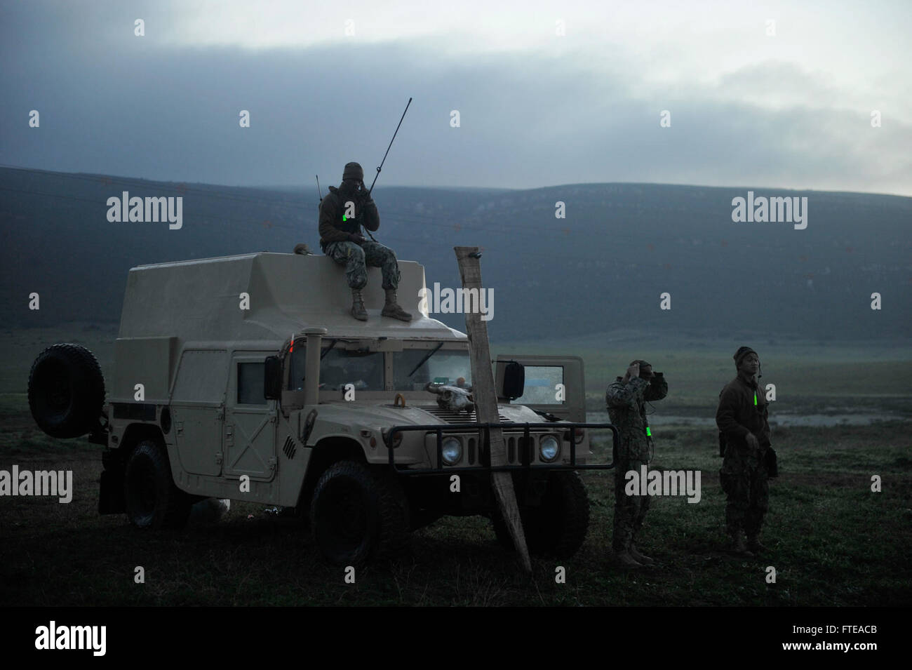 I marinai a bordo della USS Bataan comunicano con i piloti di Landing Craft Air Cushion mentre partono dalla nave d'assalto anfibia. Questa operazione fa parte del dispiegamento del Bataan Amphibious Readiness Group a sostegno delle operazioni di sicurezza marittima e di risposta alle crisi nelle regioni della 5a e 6a flotta. Foto Stock