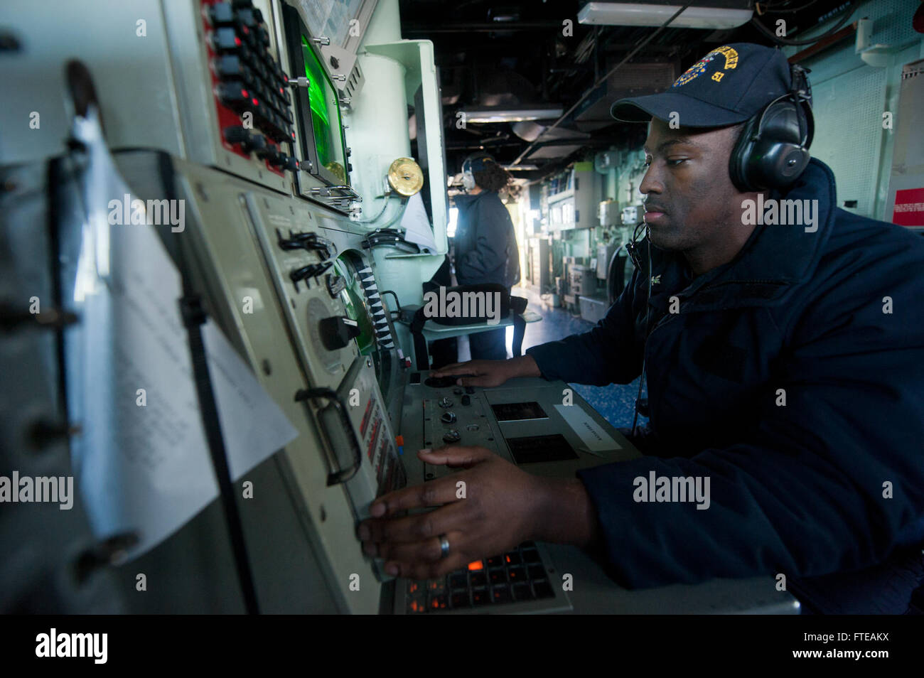 140302-N-WD757-035 MARSEILLE, Francia (2 marzo 2014) - Operations Specialist 2a classe James Harris monitora un radar per osservare il traffico navale sul ponte del guidato-missile destroyer USS Arleigh Burke (DDG 51) come la nave si prepara a tirare a Marsiglia, in Francia per un porto programmata visita. Arleigh Burke è su una distribuzione programmata a sostegno di le operazioni di sicurezza marittima e di teatro la cooperazione in materia di sicurezza gli sforzi negli Stati Uniti La quinta e la sesta flotta area di responsabilità. (U.S. Foto di Marina di Massa lo specialista di comunicazione 2a classe Carlos M. Vazquez II/RILASCIATO) Unisciti alla conversazione su Twitter Foto Stock