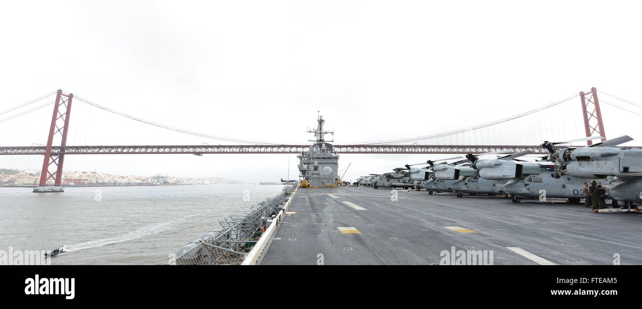 La USS Bataan (LHD 5), una nave d'assalto anfibia, è vista passare sotto il ponte del 25 aprile a Lisbona, in Portogallo, durante uno schieramento a supporto delle operazioni di sicurezza marittima e della risposta alle crisi nelle aree della 5a e 6a flotta della Marina degli Stati Uniti. Foto Stock