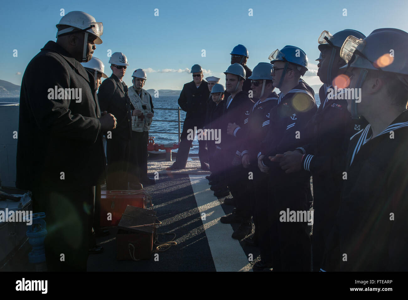 1400304-N-PJ969-102 mare mediterraneo (Marzo 04, 2014) marinai di tenere un breve di sicurezza prima di impostare il mare ed il dispositivo di ancoraggio a tirare nel Pireo, Grecia, per una libertà programmata visita porta a bordo guidato-missili cruiser USS Mare delle Filippine (CG 58). Mare delle Filippine è distribuito come parte di George H.W. Bush Carrier Strike gruppo a sostegno di le operazioni di sicurezza marittima, teatro di sicurezza gli sforzi di cooperazione e missioni a sostegno dell'Operazione Enduring Freedom negli Stati Uniti La quinta e la sesta flotta aree di responsabilità. (U.S. Foto di Marina di Massa lo specialista di comunicazione di terza classe McNatt Abe/rilasciato) Foto Stock
