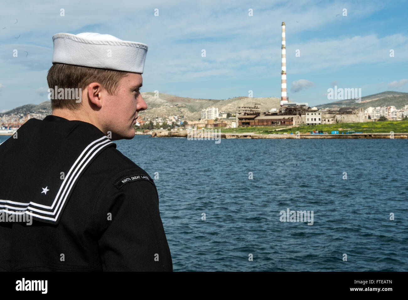 La USS Philippine Sea (CG 58) ormeggia nel Pireo, in Grecia, durante una visita al porto programmata. Schierata con il George H.W. Bush Carrier Strike Group, la nave supporta la sicurezza marittima e l'operazione Enduring Freedom nelle aree della 5th e 6th Fleet. L'immagine mostra il Vigili del fuoco di terza classe Stephen Ray sul ponte. Foto Stock