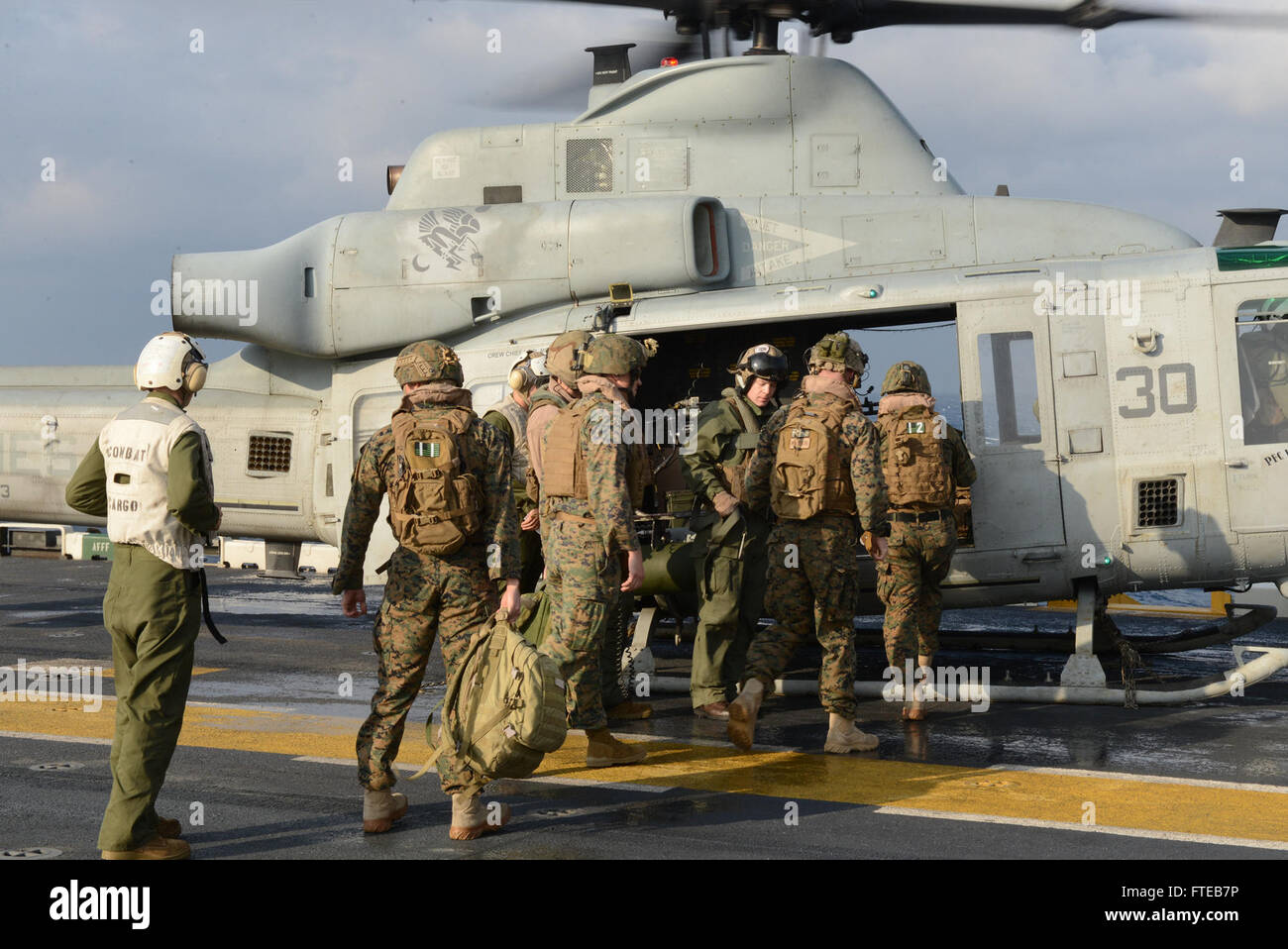 140308-N-JX484-056 Mare Egeo (8 marzo 2014) - Marines a bordo di un UH-1Y Huey in preparazione di discostarsi USS Bataan (LHD 5). Il Bataan anfibio gruppo Readiness è su una distribuzione programmata sostenere le operazioni di sicurezza marittima, fornendo crisi la capacità di risposta e il teatro di sicurezza gli sforzi di cooperazione negli Stati Uniti Sesta flotta area di operazioni. (U.S. Foto di Marina di Massa lo specialista di comunicazione di terza classe Mark Hays/RILASCIATO) Unisciti alla conversazione su Twitter ( https://twitter.com/naveur navaf ) follow us on Facebook ( https://www.facebook.com/USNavalForcesEuropeAfrica ) e mentre sei a i Foto Stock