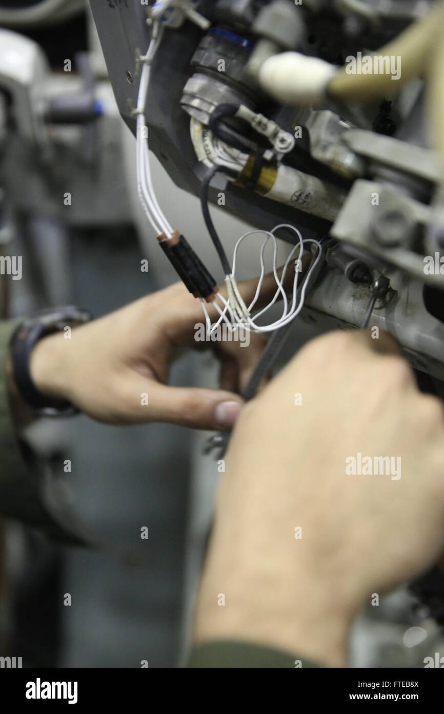Questa fotografia cattura Lance Cpl. Alfredo Sepulveda che esegue la manutenzione sull'elica di un MV-22 Osprey a bordo della USS Bataan (LHD 5). Questa operazione faceva parte del dispiegamento della 22nd Marine Expeditionary Unit nell'area delle operazioni della 6th Fleet degli Stati Uniti. Foto Stock
