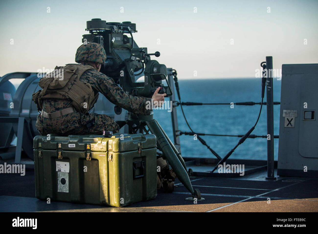 Ryan Recanati, un missileman anticarro della Weapons Company, Battalion Landing Team 3rd Battalion, 6th Marine Regiment, 24th Marine Expeditionary Unit, osserva attraverso l'ottica del M41 Saber System a bordo della USS New York il 25 dicembre 2014, mentre la nave naviga attraverso lo stretto di Gibilterra. Questo fa parte della posizione difensiva della nave durante le operazioni nel Mar Mediterraneo con la 24th MEU e la 6th Fleet. Foto Stock