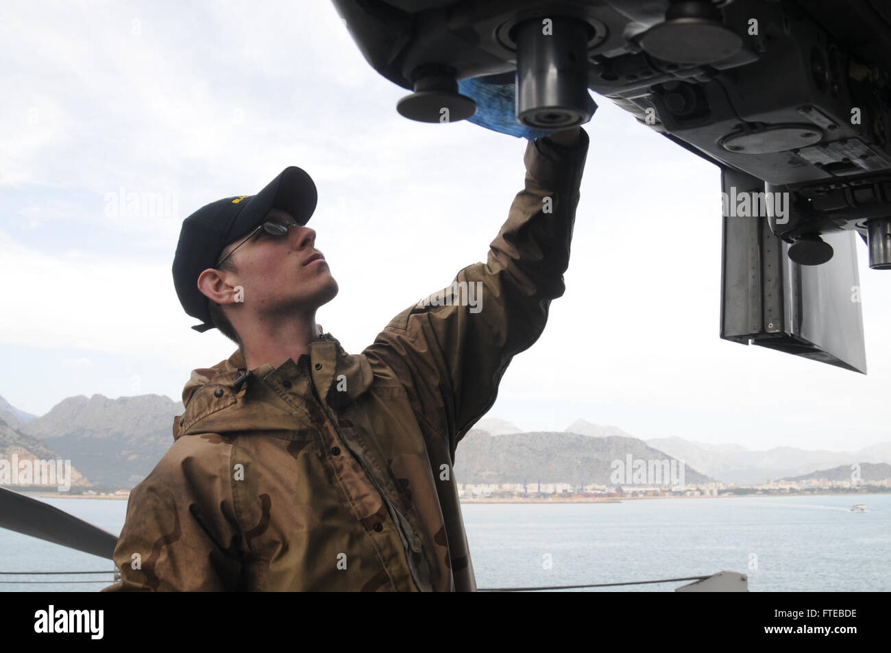 Il Mate Timothy Halvorsen, assegnato al VFA-213 'Fighting Black Lions', pulisce l'ala di un F/A-18F Super Hornet a bordo della USS George H.W. Bush (CVN 77) ad Antalya, Turchia. La USS George H.W. Bush è attualmente impiegata nelle operazioni di sicurezza marittima nella zona della 6th Fleet degli Stati Uniti. Foto Stock