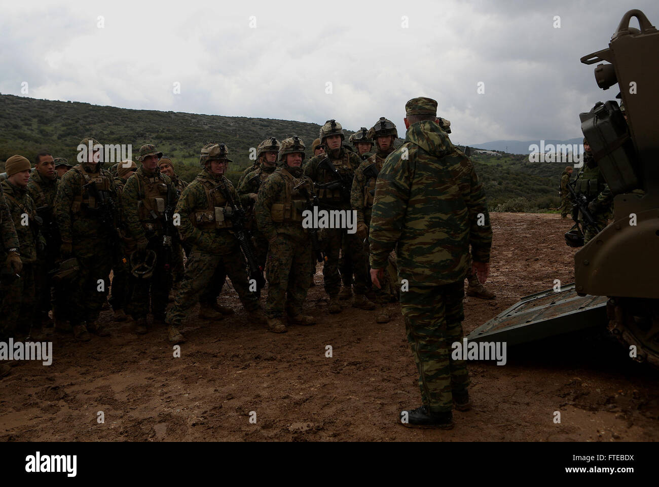 Un membro dell'esercito ellenico conduce un briefing sul M113 Armored Personnel Carrier durante un'esercitazione militare bilaterale con i Marines statunitensi. L'esercitazione rafforza la cooperazione militare tra Grecia e Stati Uniti. Foto Stock