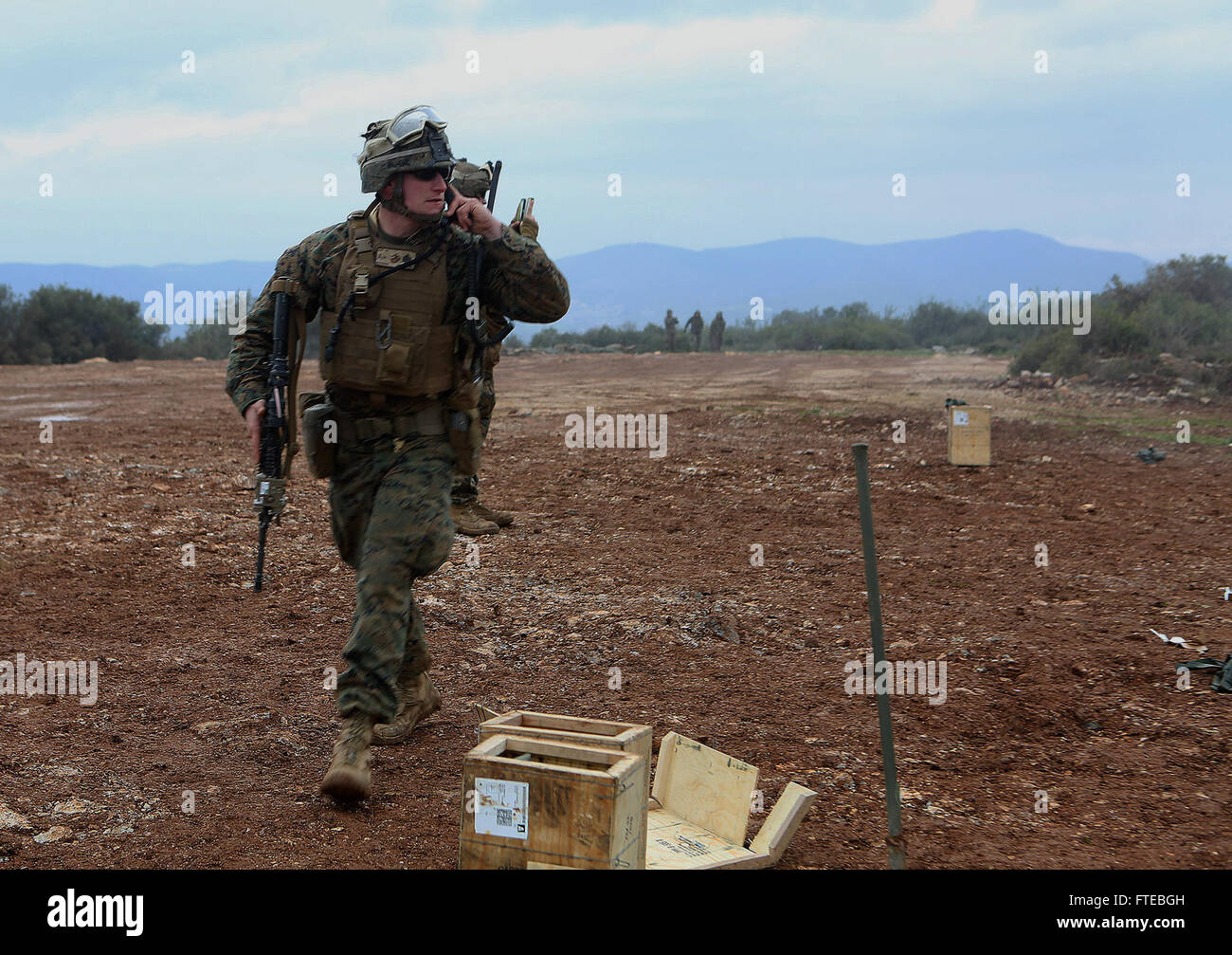 Il sergente del corpo dei Marines degli Stati Uniti Jesse Smith, di stanza con la 22nd Marine Expeditionary Unit, fornisce ordini durante un addestramento bilaterale in Grecia. L'esercizio rafforza le relazioni militari tra Stati Uniti e Grecia. Foto Stock