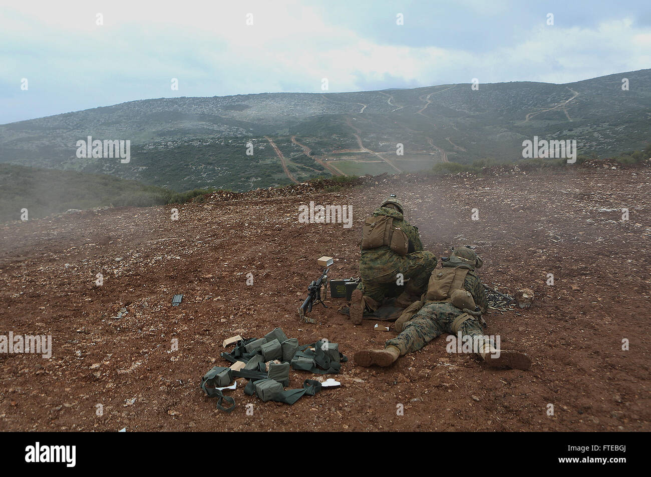 I Marines statunitensi del Battalion Landing Team 1st Battalion, 6th Marine Regiment, 22nd Marine Expeditionary Unit (MEU) conducono un'esercitazione bilaterale di addestramento con l'esercito ellenico in Grecia. Questa operazione rafforza la cooperazione militare tra gli Stati Uniti e la Grecia. Foto Stock