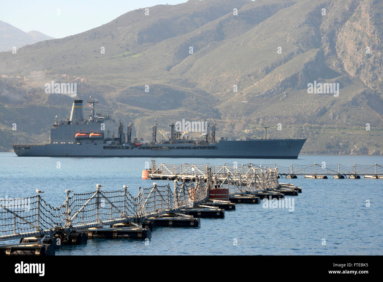 SOUDA BAY, Grecia (10 febbraio 2010) Sealift militare il comando della flotta oliatore di rifornimento USNS John Lenthall (T-AO189) tira in Souda Bay, a Creta per una porta programmata visita. (U.S. Foto di Marina di Massa lo specialista di comunicazione 2a classe Jeffrey M. Richardson/rilasciato) Foto Stock